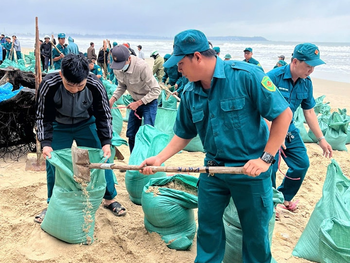 Quảng Ngãi: Sóng dữ bất thường, hàng trăm người "cứu" bãi tắm Mỹ Khê- Ảnh 2.