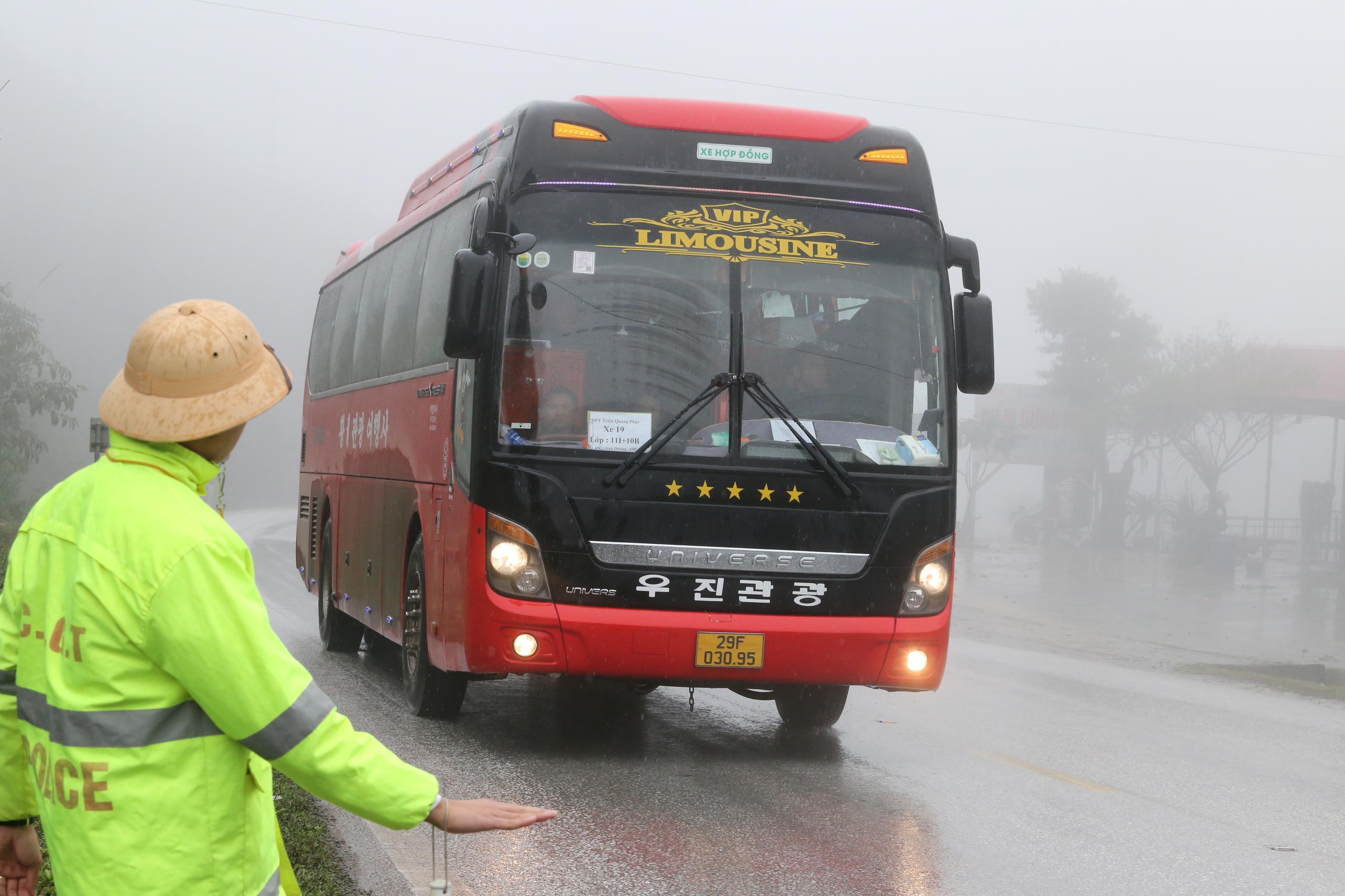 Sương mù phủ dày đặc trên QL6, CSGT thường xuyên tuần tra, phát loa cảnh báo- Ảnh 4.