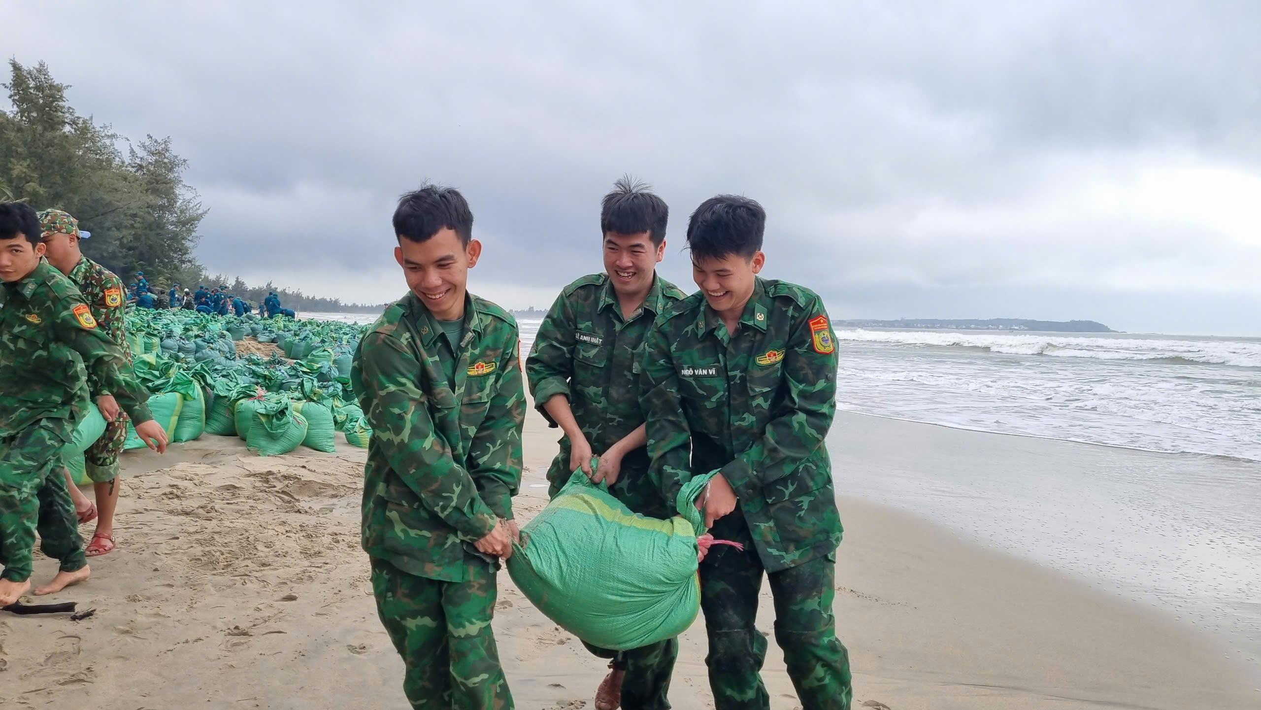 Quảng Ngãi: Sóng dữ bất thường, hàng trăm người 