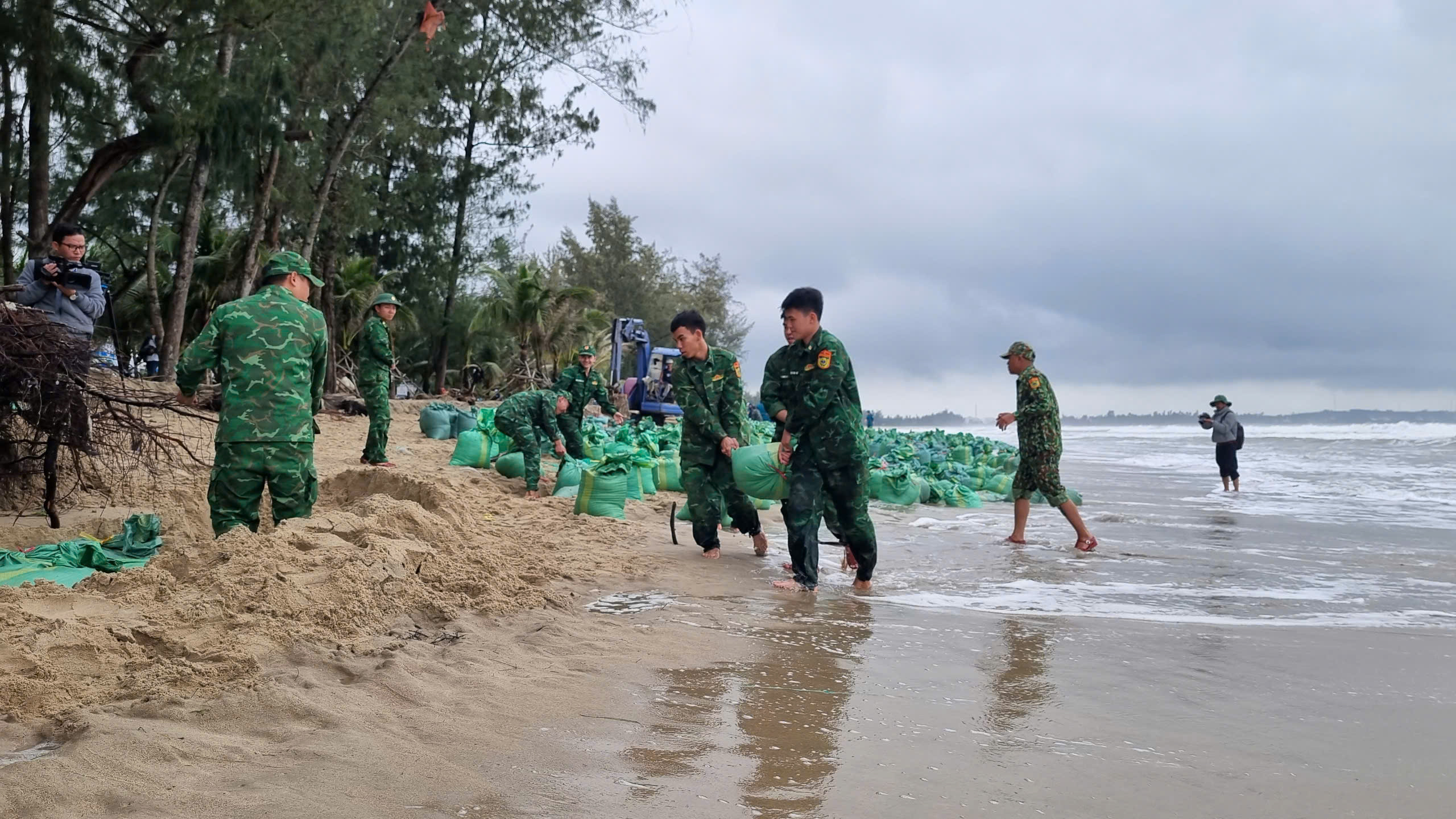 Quảng Ngãi: Sóng dữ bất thường, hàng trăm người 