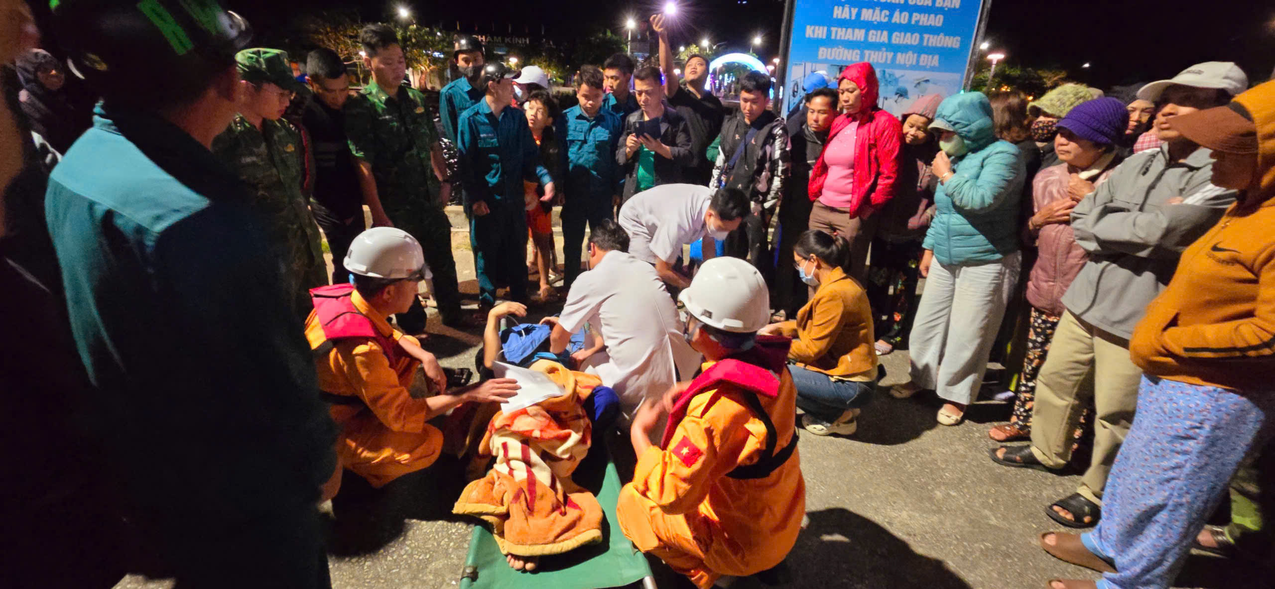 Cứu thuyền viên nguy kịch tại đảo Cù Lao Chàm giữa thời tiết khắc nghiệt- Ảnh 1.