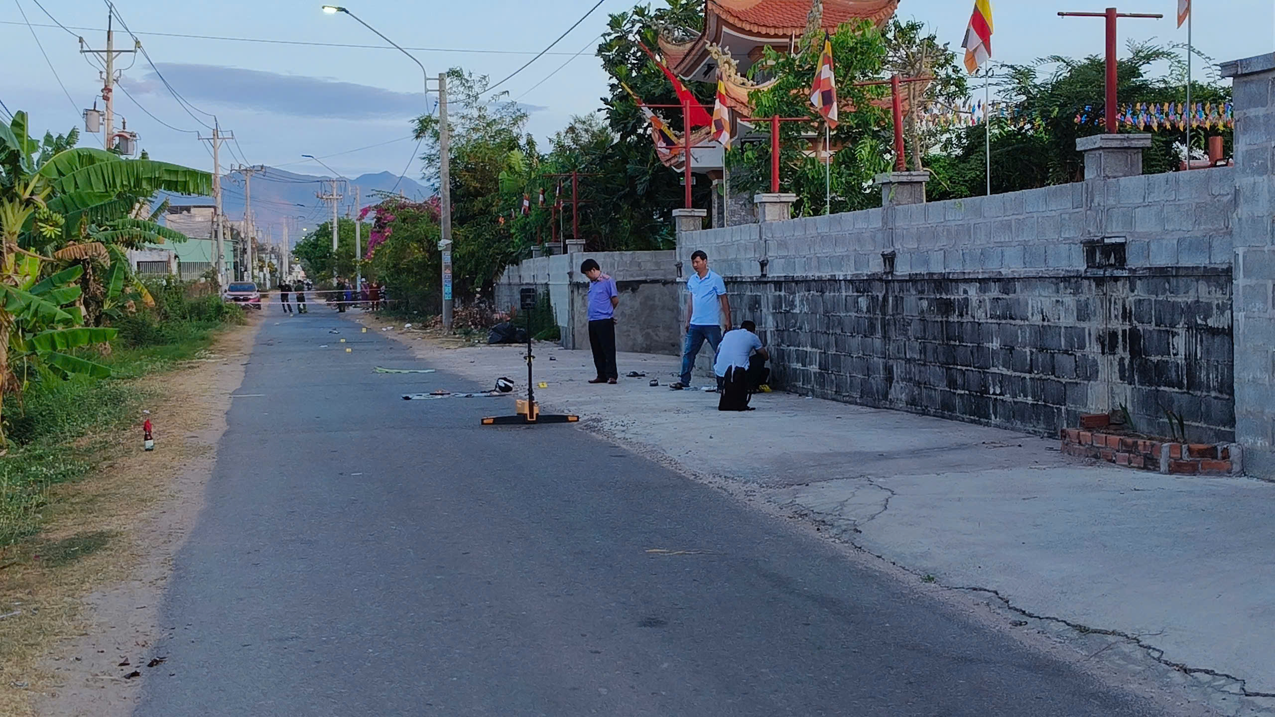 Bình Thuận: Nhóm thanh niên dùng hung khí chém nhau lúc rạng sáng, một người tử vong- Ảnh 1.