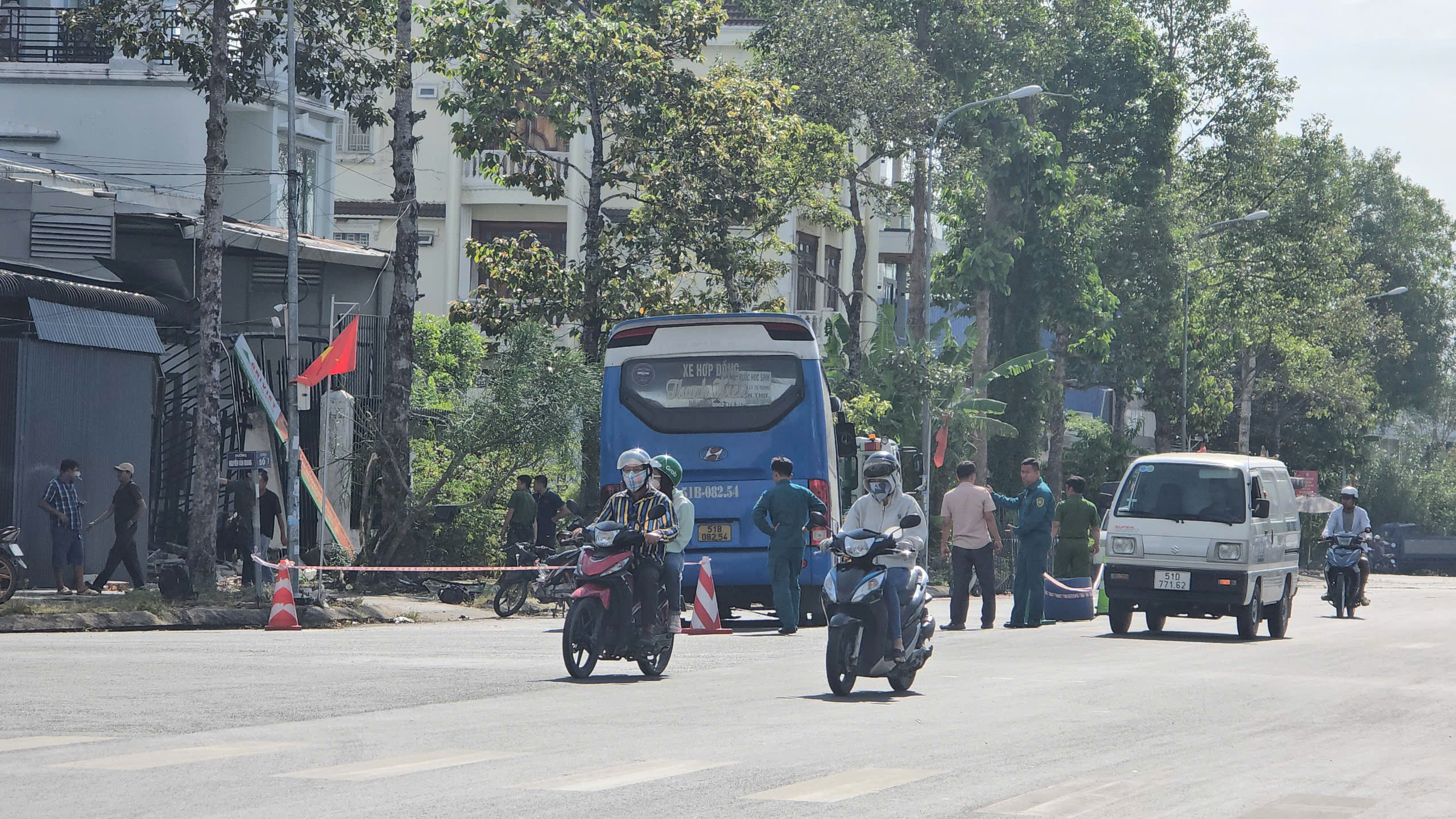 Xe buýt đưa đón học sinh tông xe máy, làm đổ cổng nhà, một người nguy kịch- Ảnh 2.