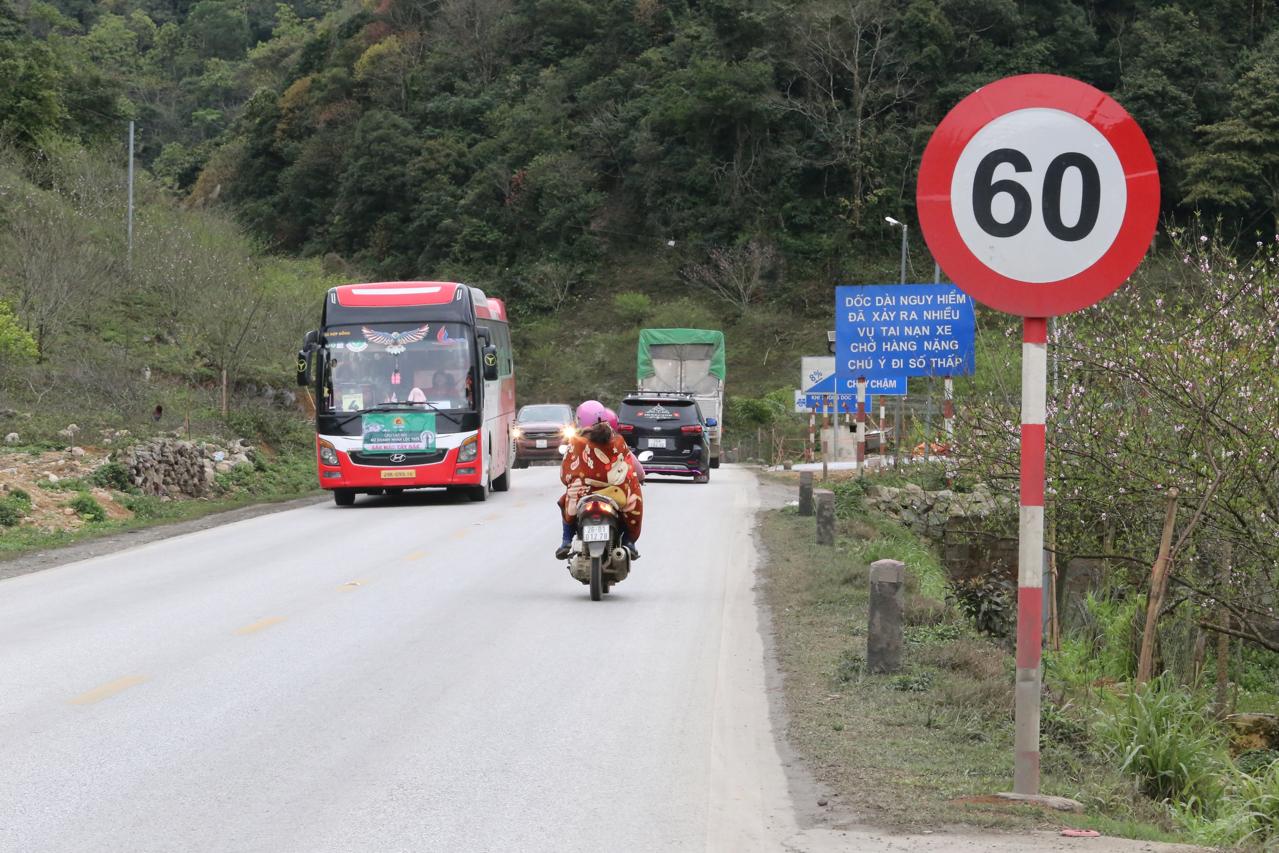 Tăng cường đảm bảo an toàn giao thông sau tai nạn 6 người tử vong trên quốc lộ 6- Ảnh 15.