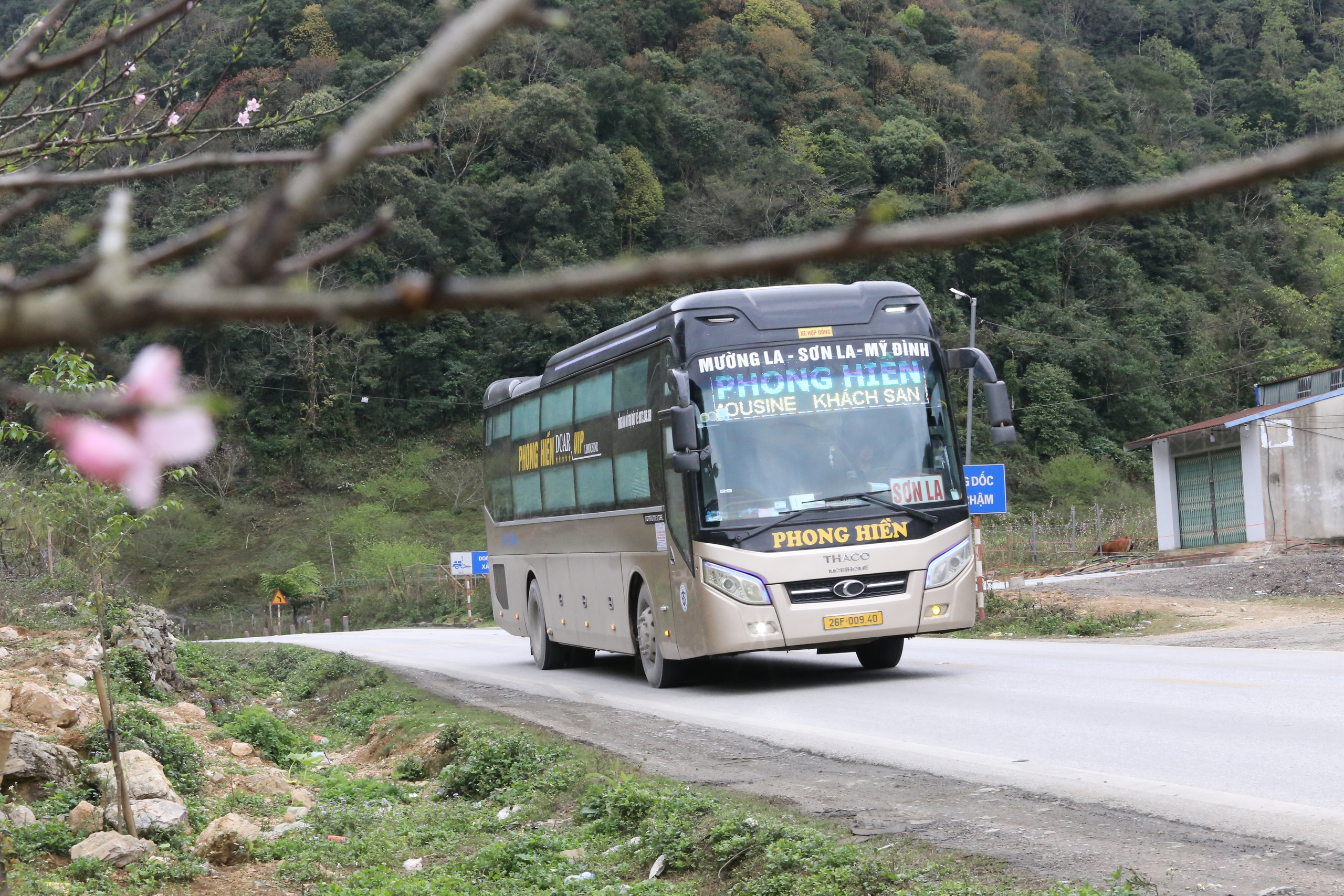 Tăng cường đảm bảo an toàn giao thông sau tai nạn 6 người tử vong trên quốc lộ 6- Ảnh 21.