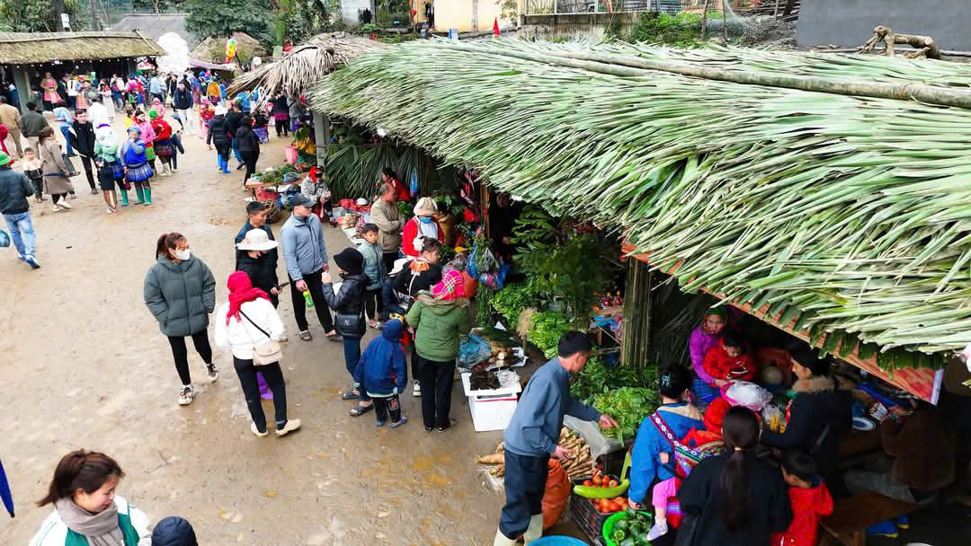 Độc đáo phiên chợ rừng già nguyên sinh của người Mông ở Nà Hẩu- Ảnh 2.