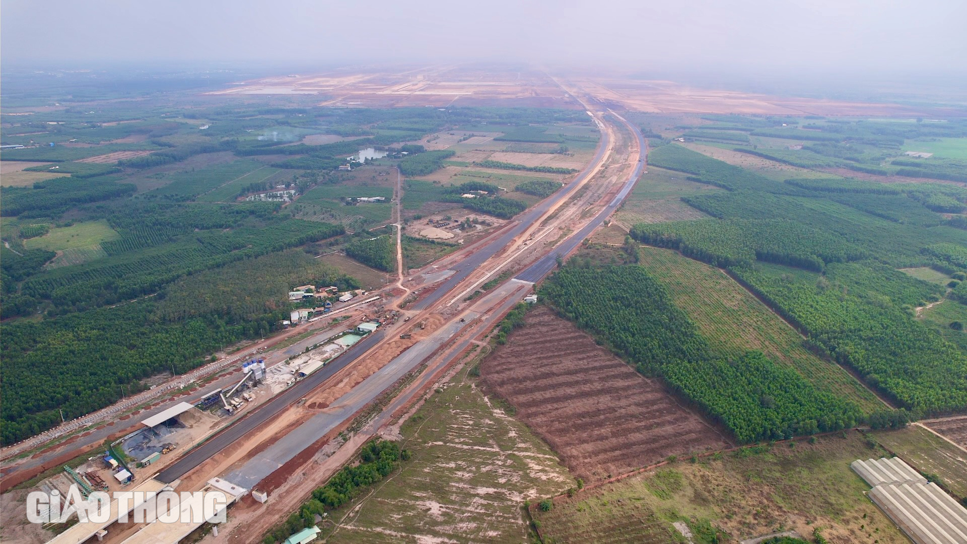 Lắp những tấm kính đầu tiên ở nhà ga siêu sân bay Long Thành- Ảnh 13.