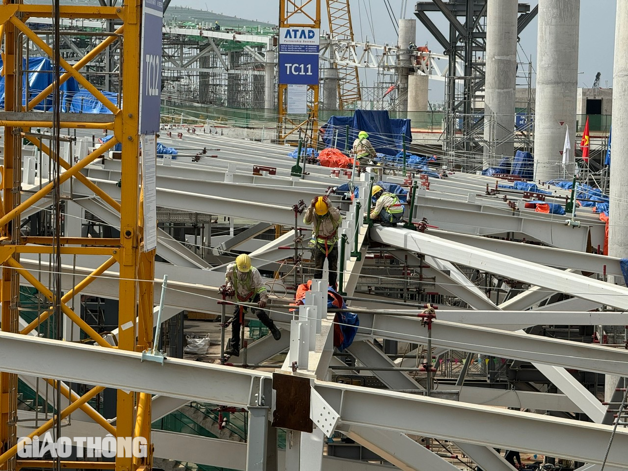 Lắp những tấm kính đầu tiên ở nhà ga siêu sân bay Long Thành- Ảnh 10.