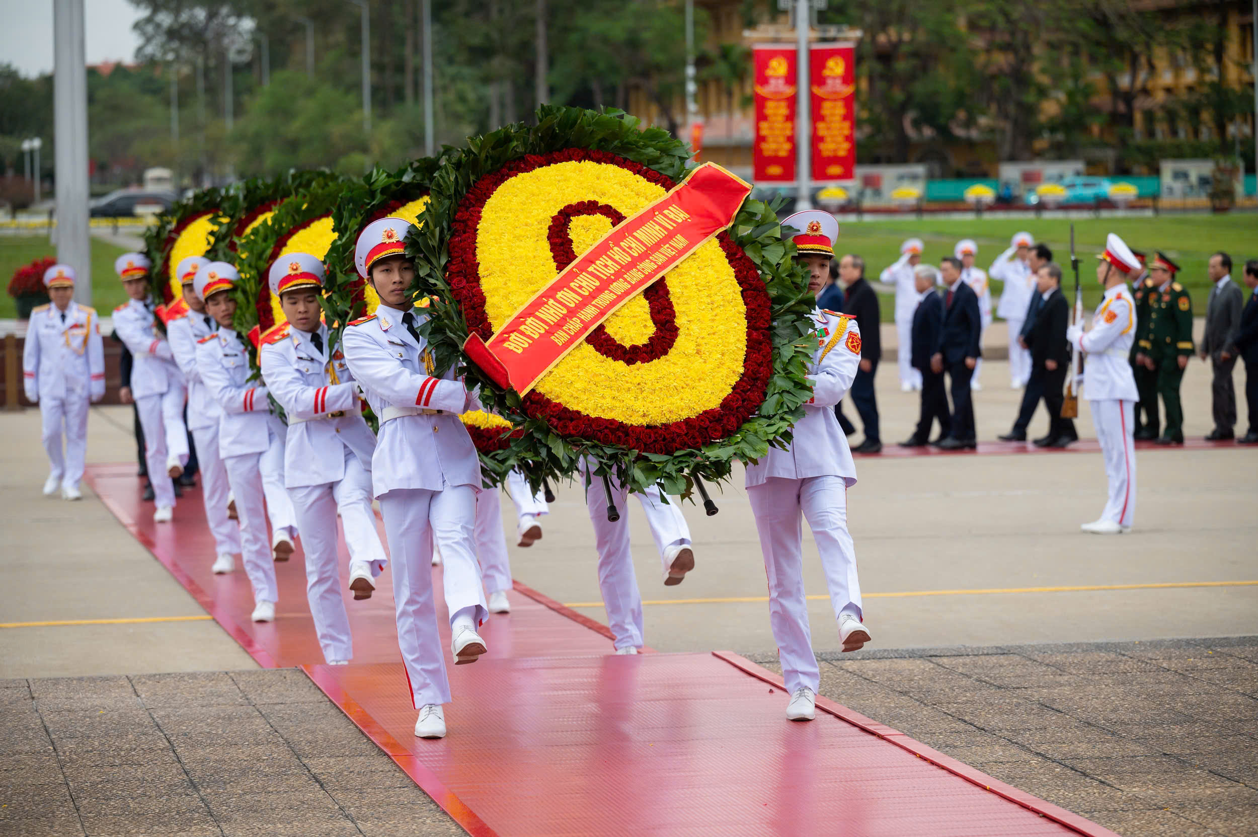 Lãnh đạo Đảng, Nhà nước vào Lăng viếng Chủ tịch Hồ Chí Minh- Ảnh 1.