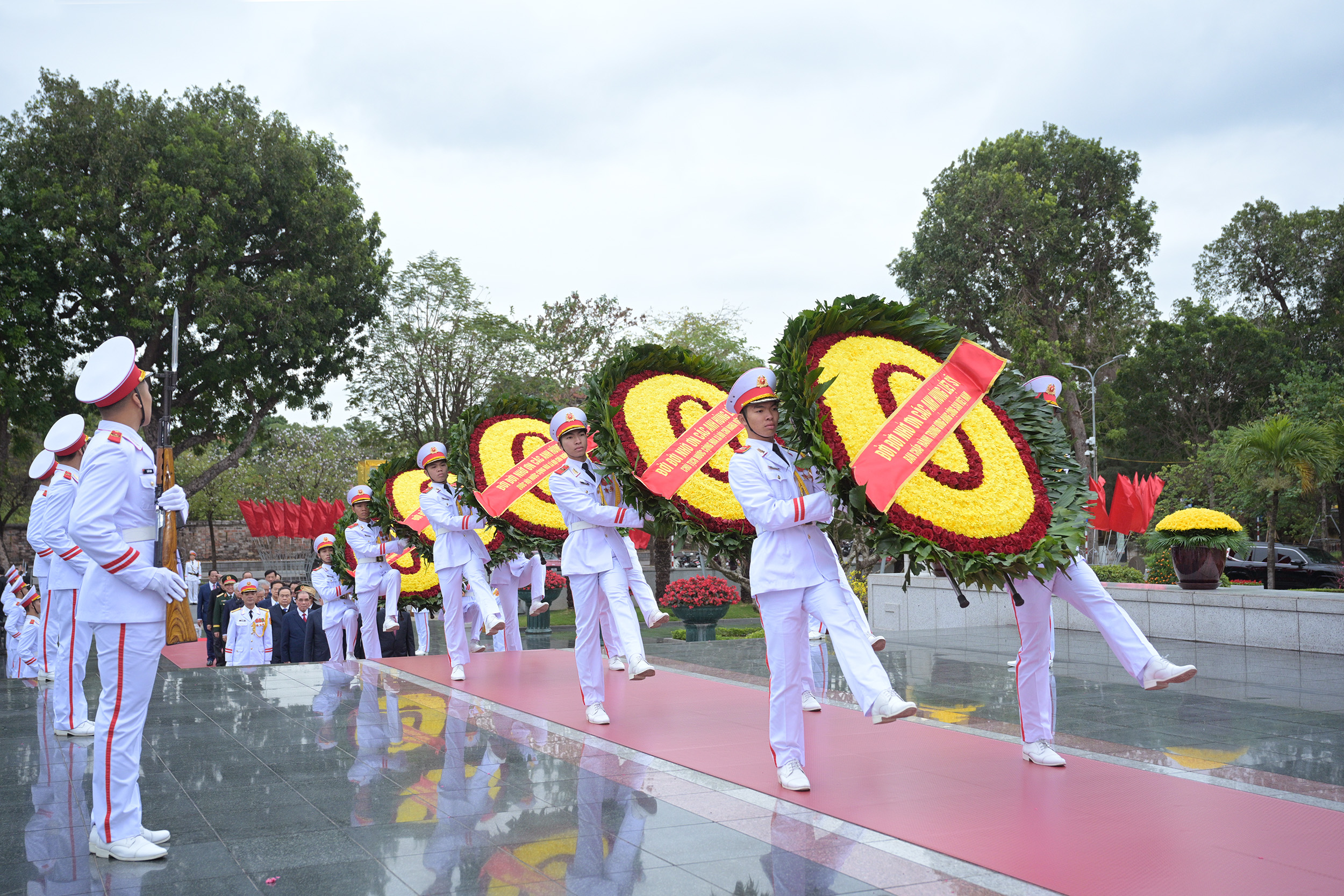 Lãnh đạo Đảng, Nhà nước vào Lăng viếng Chủ tịch Hồ Chí Minh- Ảnh 6.