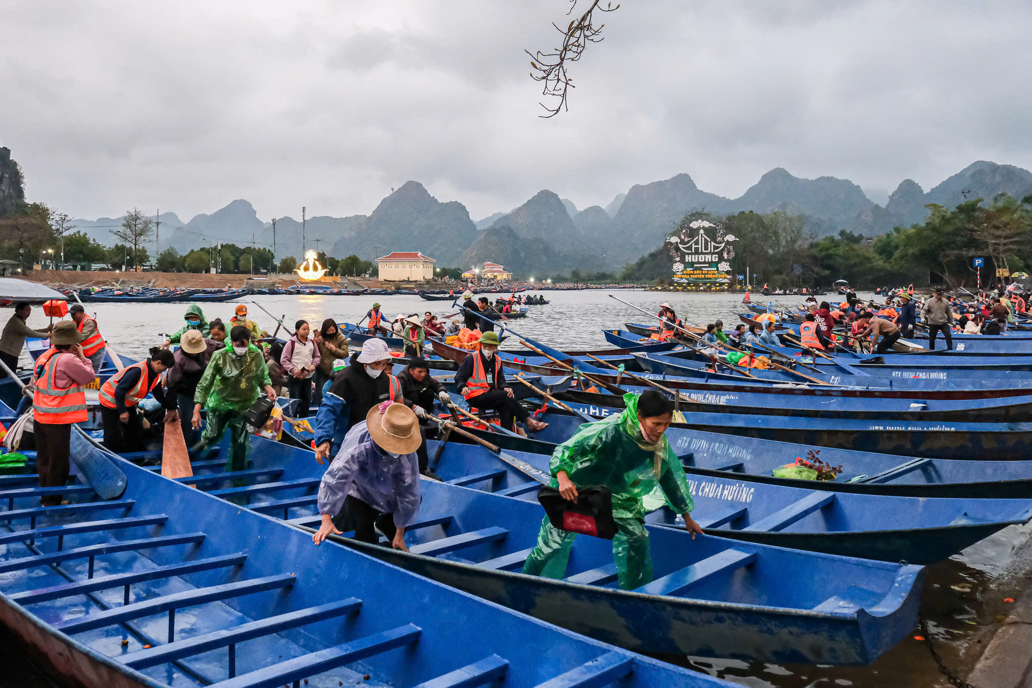 Hàng vạn người đổ về chùa Hương ngày khai hội- Ảnh 8.