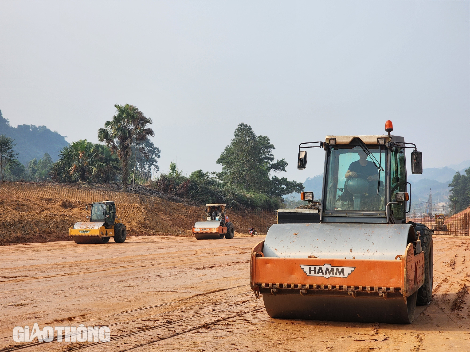 Rộn ràng tiếng máy trên công trường cao tốc Tuyên Quang - Hà Giang- Ảnh 1.