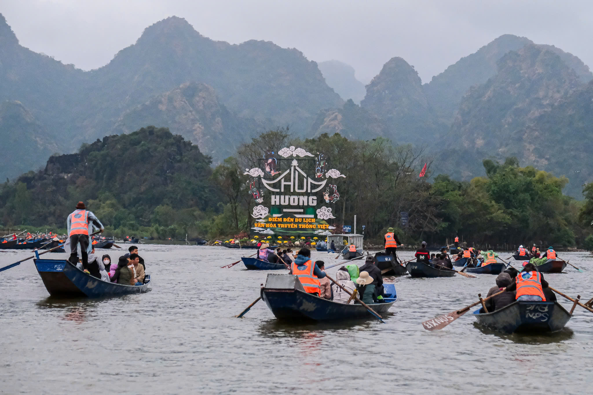 Hàng vạn người đổ về chùa Hương ngày khai hội- Ảnh 2.