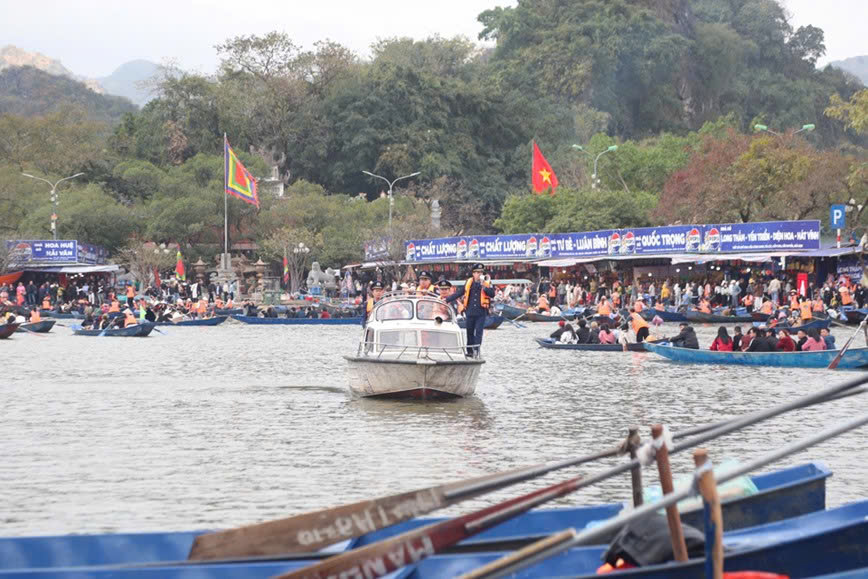 Hà Nội kiểm soát chặt hoạt động gần 4.000 đò, xuồng ở chùa Hương- Ảnh 1.