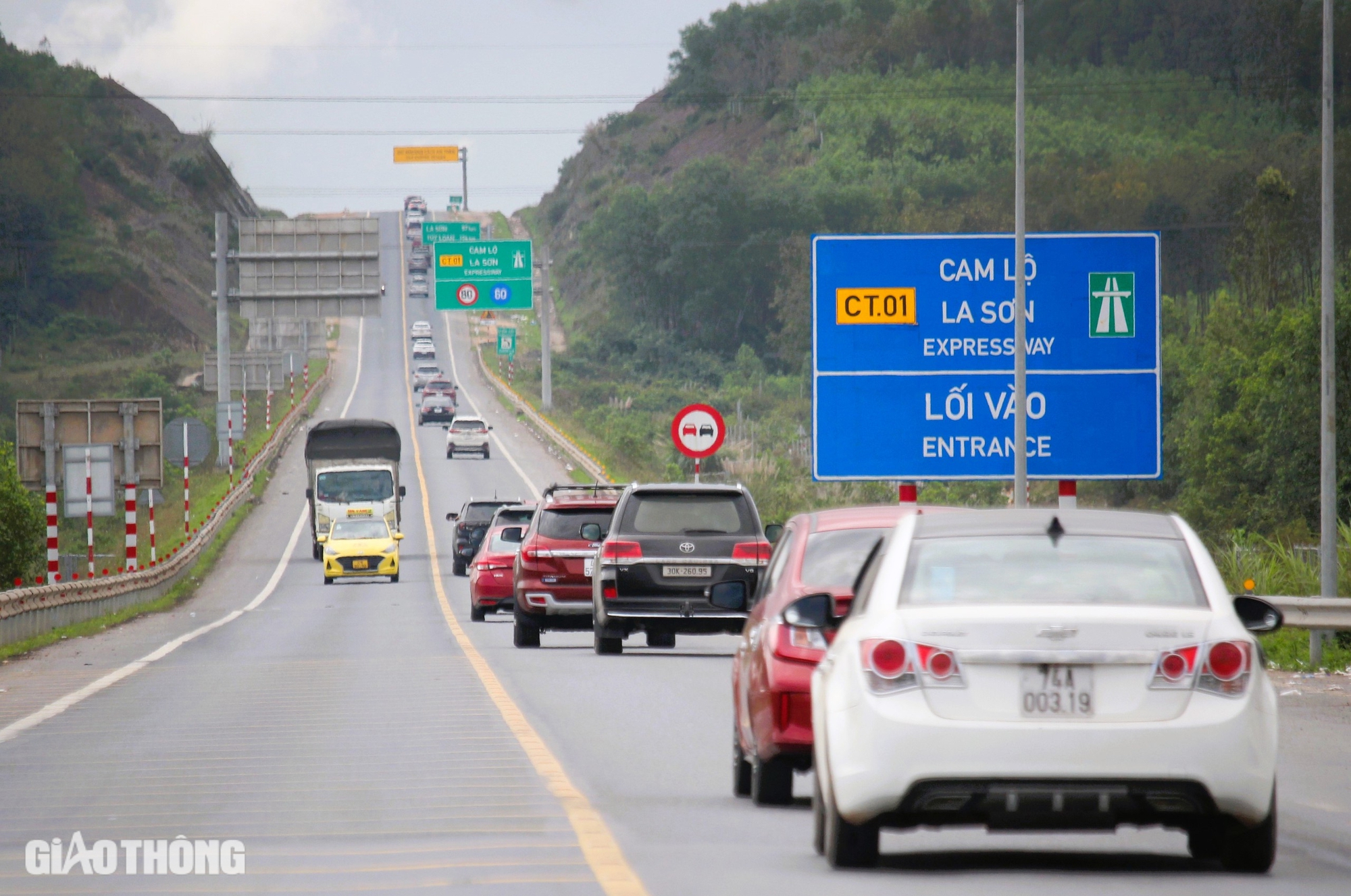 Đường Hồ Chí Minh, cao tốc Cam Lộ - La Sơn nhộn nhịp xe cộ vào Nam sau Tết- Ảnh 5.