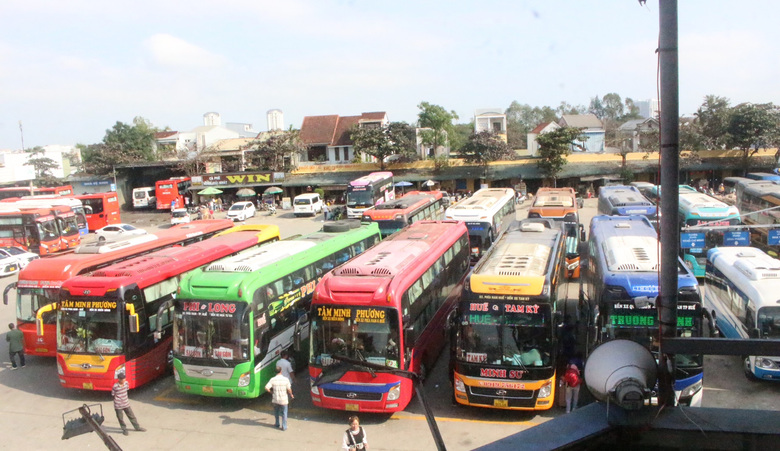 Đường Hồ Chí Minh, cao tốc Cam Lộ - La Sơn nhộn nhịp xe cộ vào Nam sau Tết- Ảnh 8.