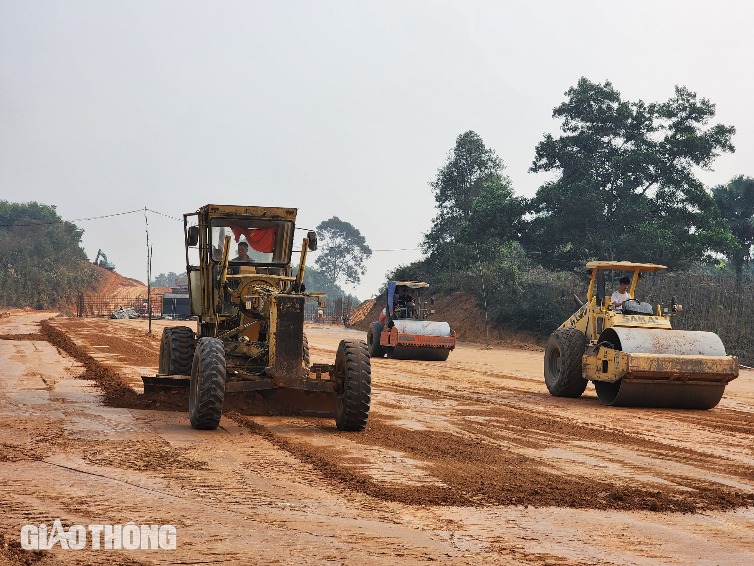 Rộn ràng tiếng máy trên công trường cao tốc Tuyên Quang - Hà Giang- Ảnh 10.