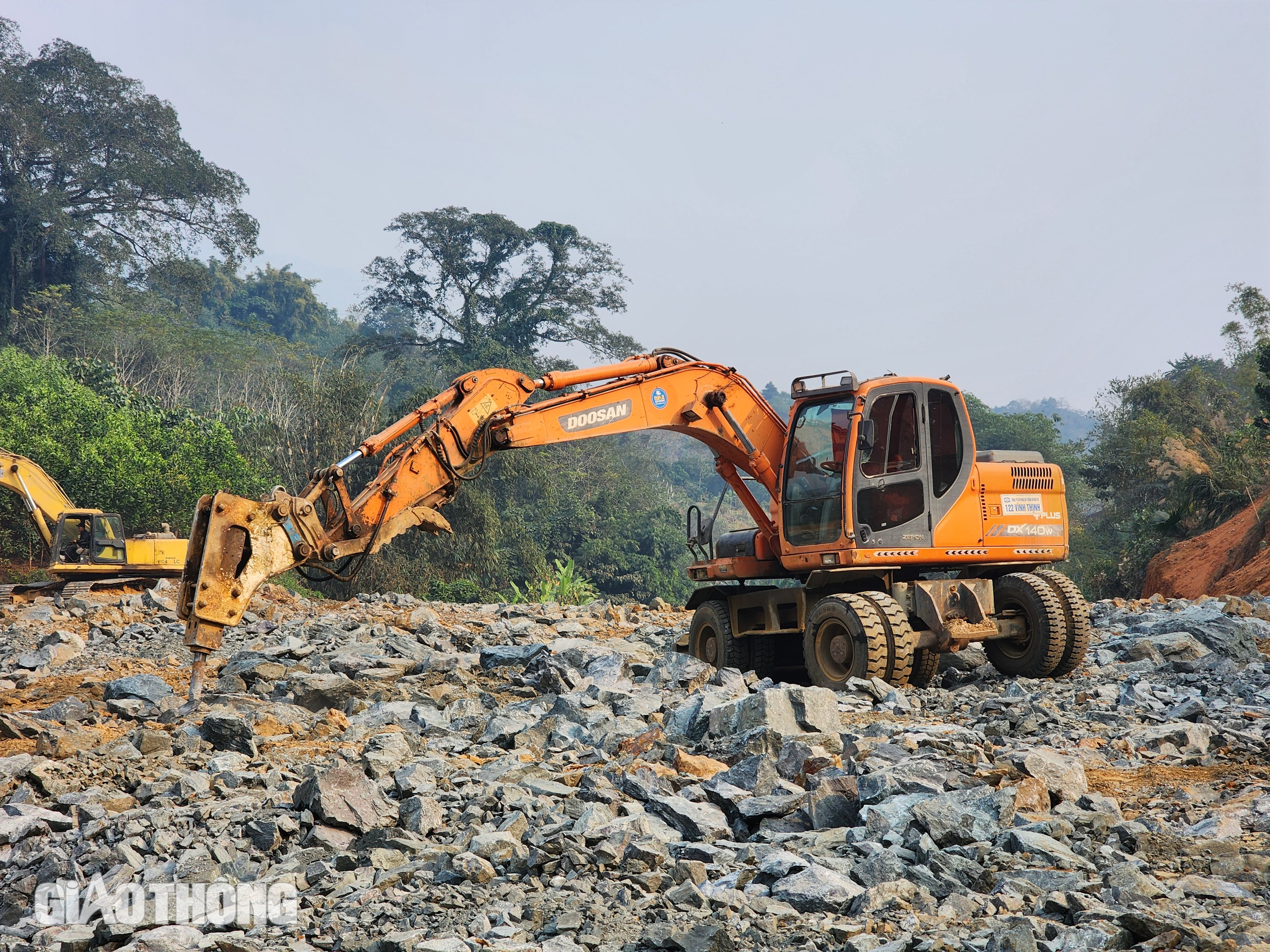 Rộn ràng tiếng máy trên công trường cao tốc Tuyên Quang - Hà Giang- Ảnh 7.