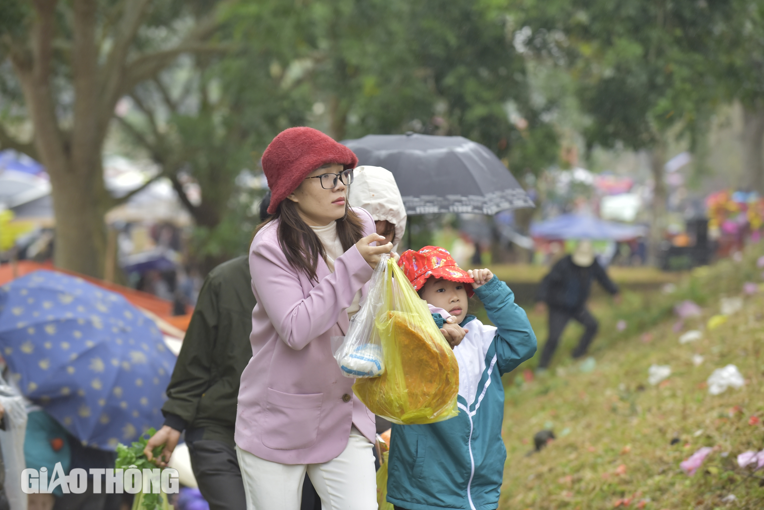 Kỳ lạ đi chợ "choảng" nhau đầu năm để cầu may- Ảnh 7.