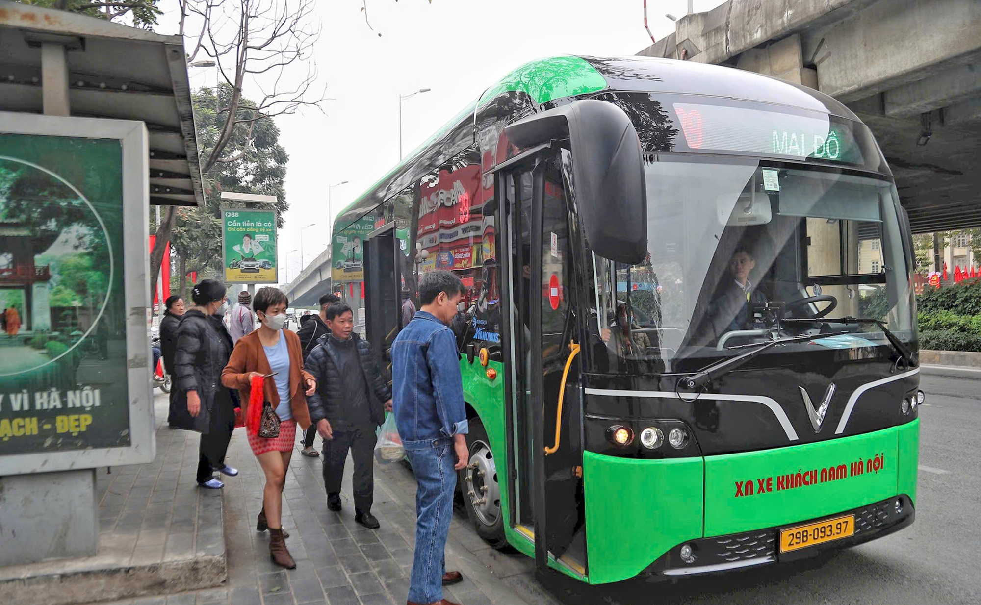 Hà Nội: Người dân hào hứng với 4 tuyến buýt điện mới- Ảnh 2.