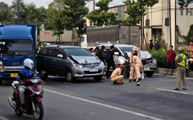 Tai nạn liên hoàn giữa 4 ô tô trên đường Mỹ Phước Tân Vạn ở Bình Dương- Ảnh 1.