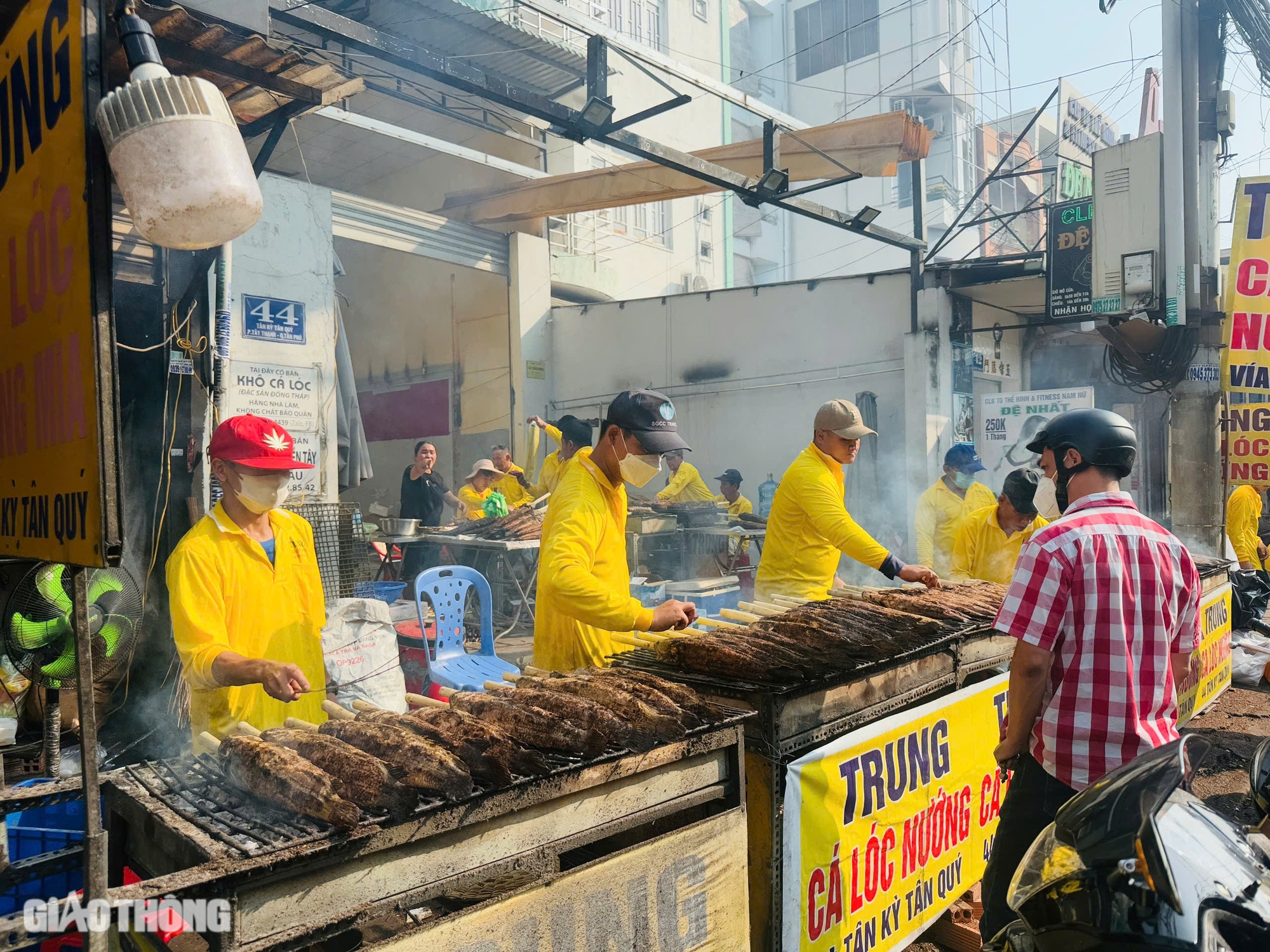 Nhộn nhịp tại "thiên đường" cá lóc nướng ngày vía Thần Tài- Ảnh 1.