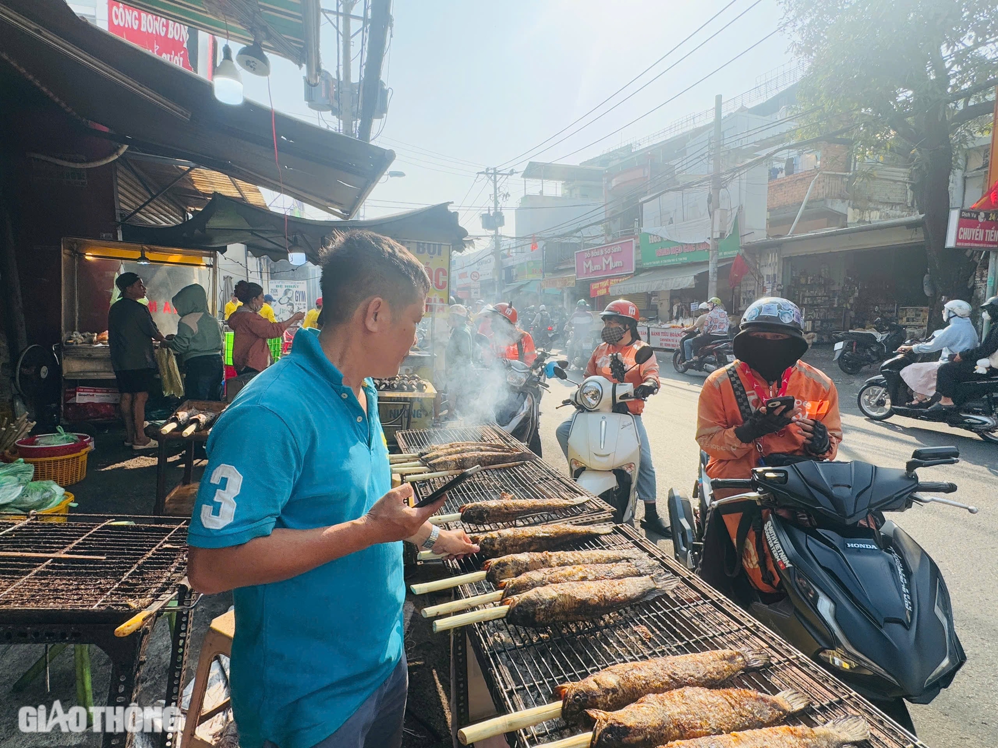 Nhộn nhịp tại "thiên đường" cá lóc nướng ngày vía Thần Tài- Ảnh 12.