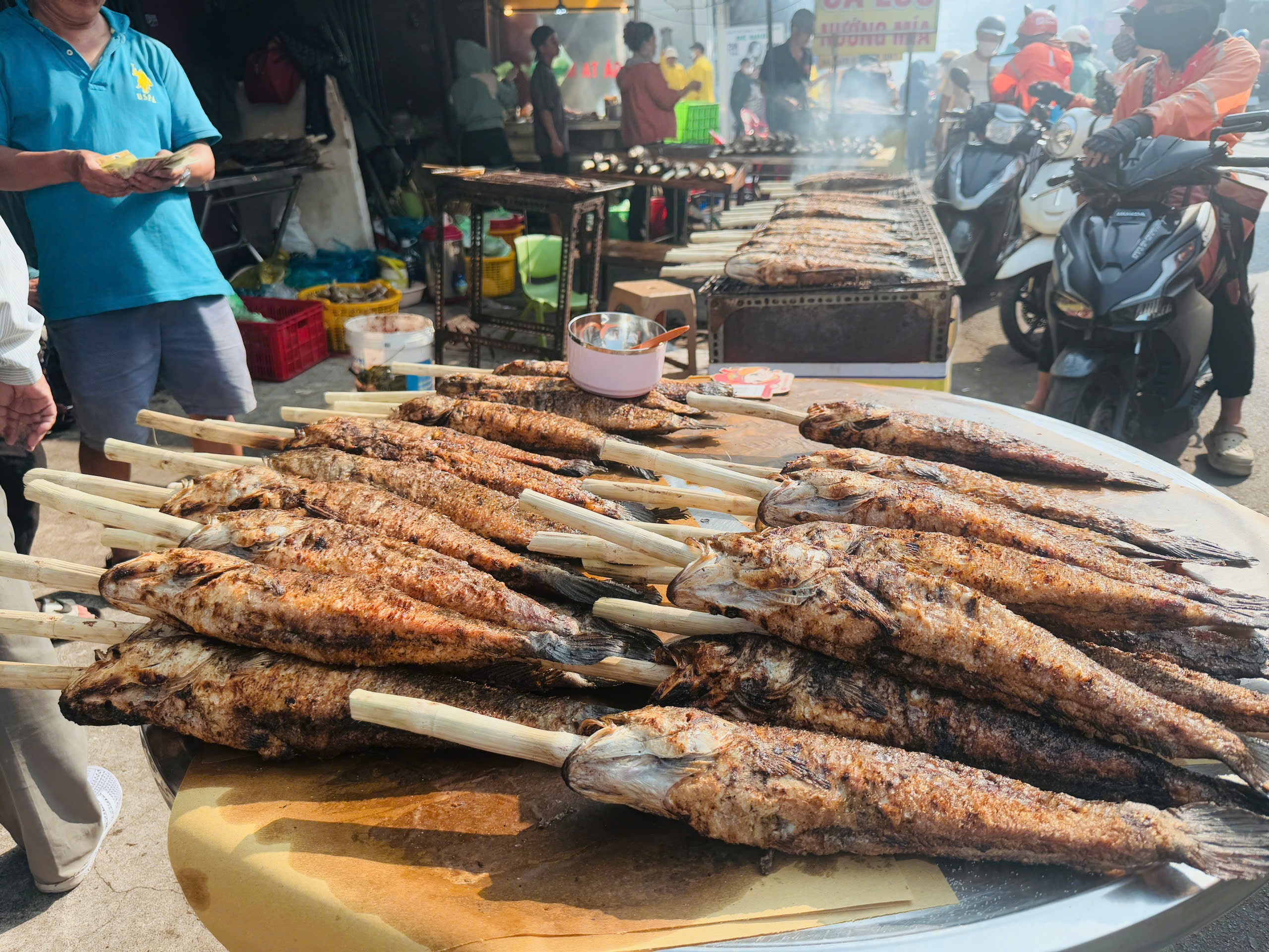 Nhộn nhịp tại "thiên đường" cá lóc nướng ngày vía Thần Tài- Ảnh 8.