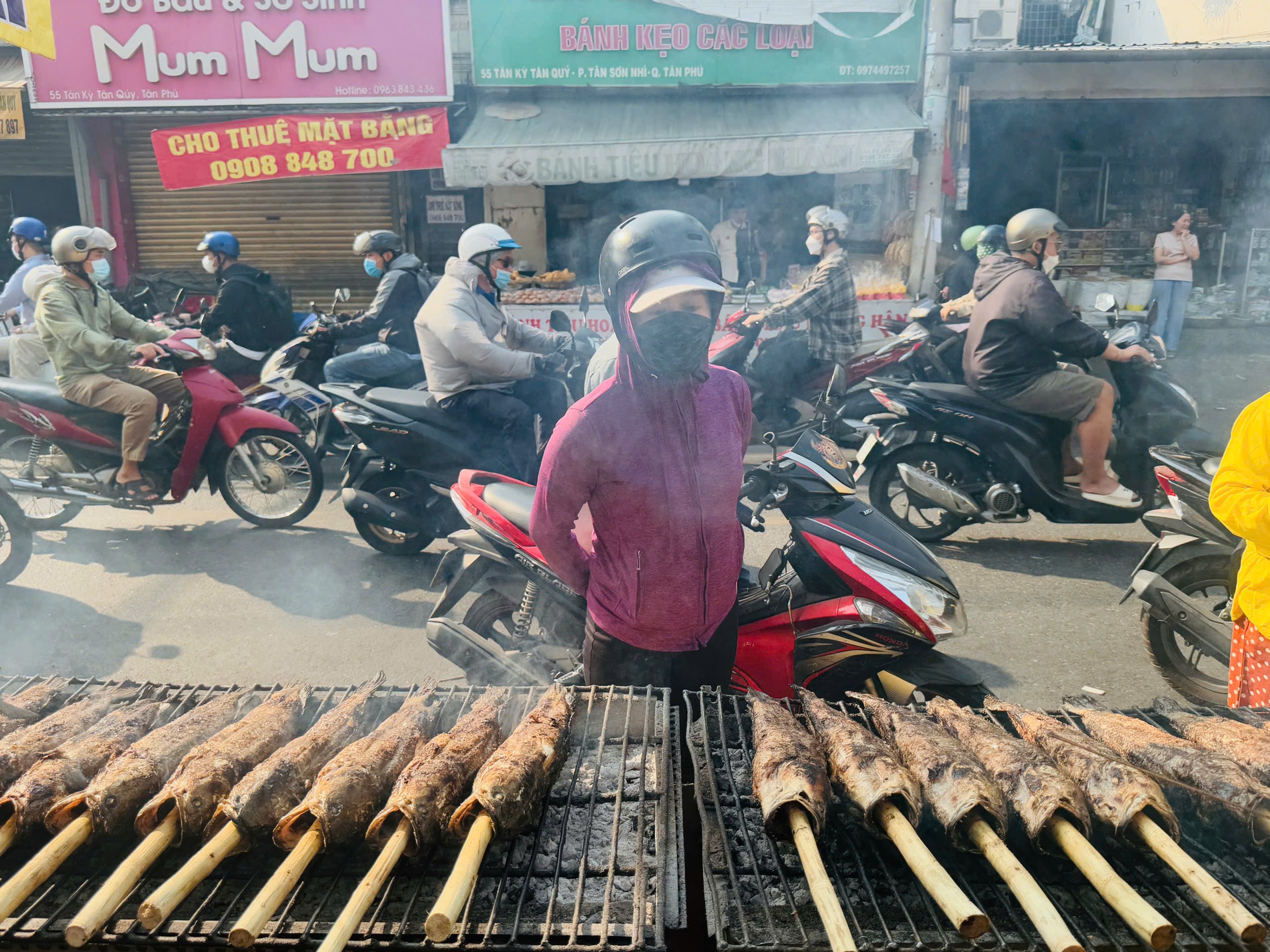 Nhộn nhịp tại "thiên đường" cá lóc nướng ngày vía Thần Tài- Ảnh 15.