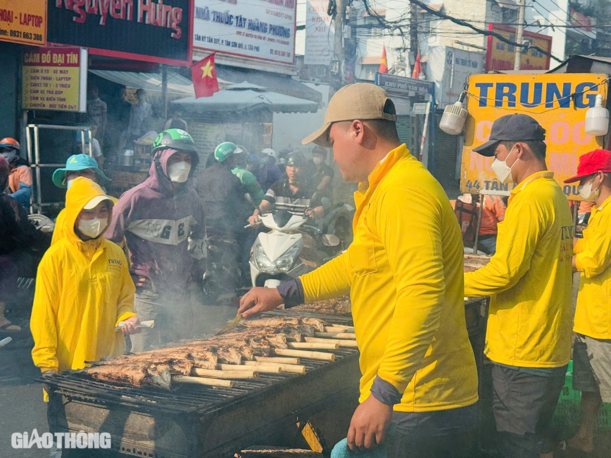 Nhộn nhịp tại "thiên đường" cá lóc nướng ngày vía Thần Tài- Ảnh 3.