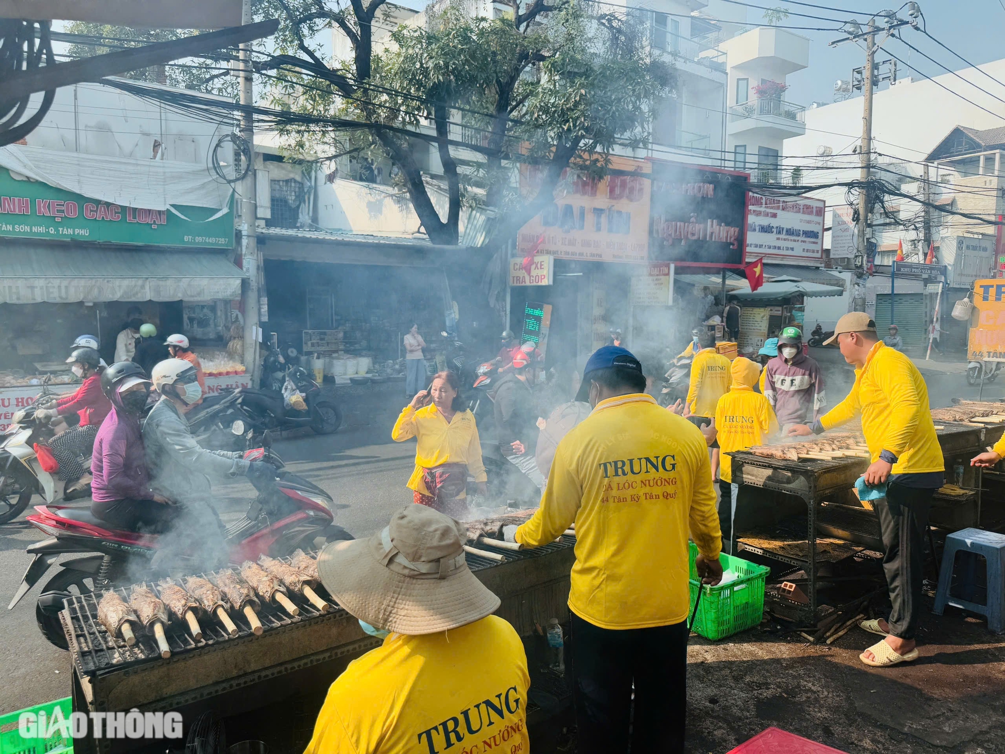 Nhộn nhịp tại "thiên đường" cá lóc nướng ngày vía Thần Tài- Ảnh 2.