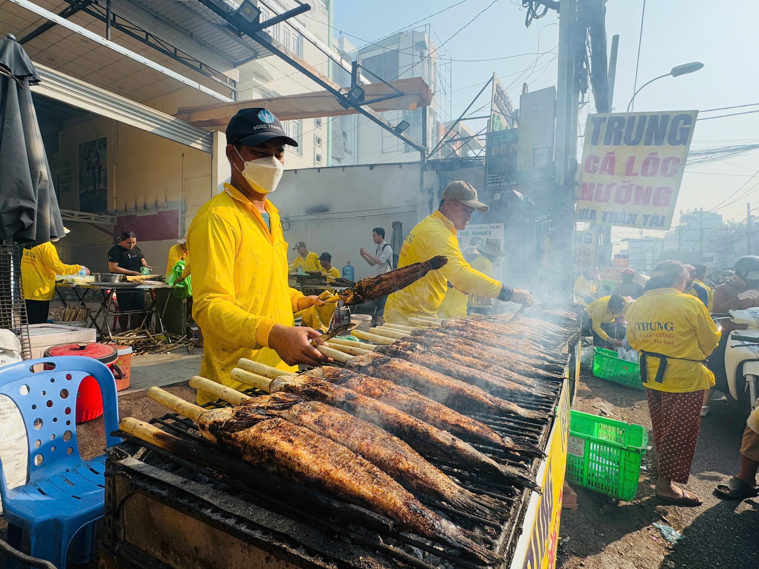 Nhộn nhịp tại "thiên đường" cá lóc nướng ngày vía Thần Tài- Ảnh 4.