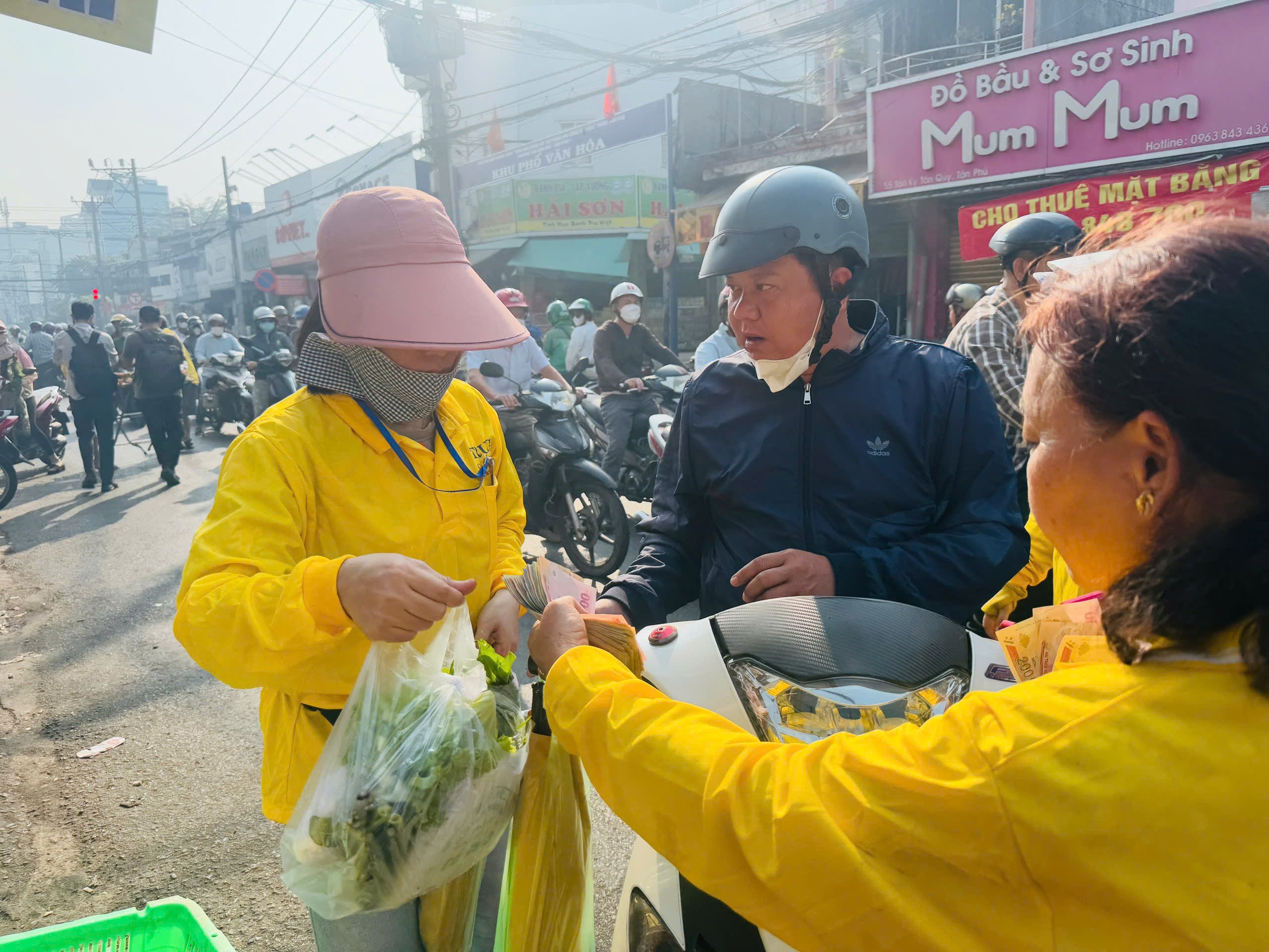 Nhộn nhịp tại "thiên đường" cá lóc nướng ngày vía Thần Tài- Ảnh 14.