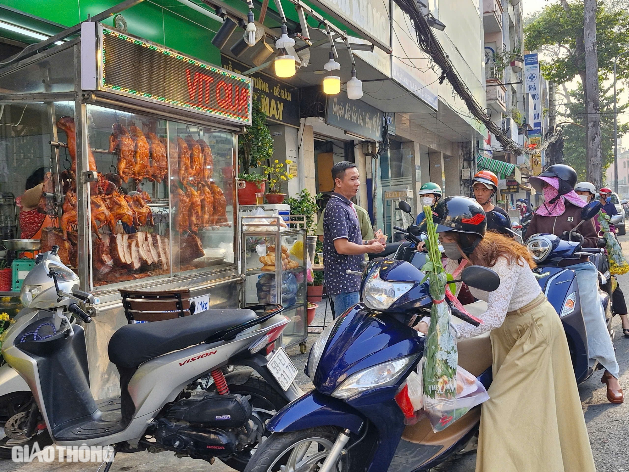 Nhộn nhịp tại "thiên đường" cá lóc nướng ngày vía Thần Tài- Ảnh 19.