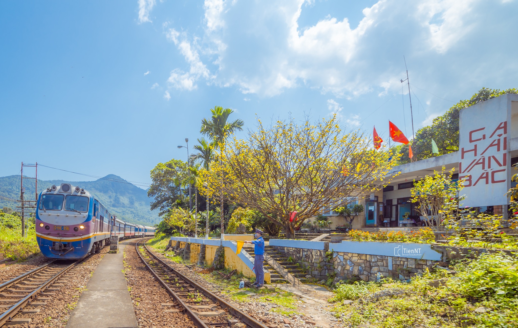 Căile ferate deschid vânzarea biletelor de tren pentru sărbătorile din 30 aprilie și 1 mai - Foto 1. Đường sắt mở bán vé tàu dịp nghỉ lễ 30/4 và 1/5- Ảnh 1.