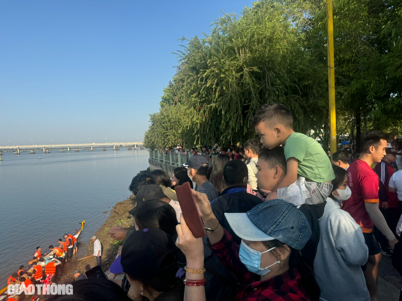 Người dân mãn nhãn với giải đua thuyền và màn nhào lộn trên sông Đồng Nai- Ảnh 11.