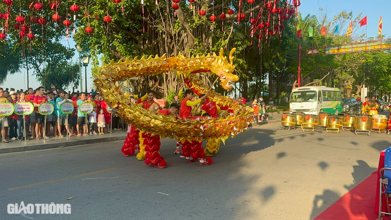 Người dân mãn nhãn với giải đua thuyền và màn nhào lộn trên sông Đồng Nai- Ảnh 7.