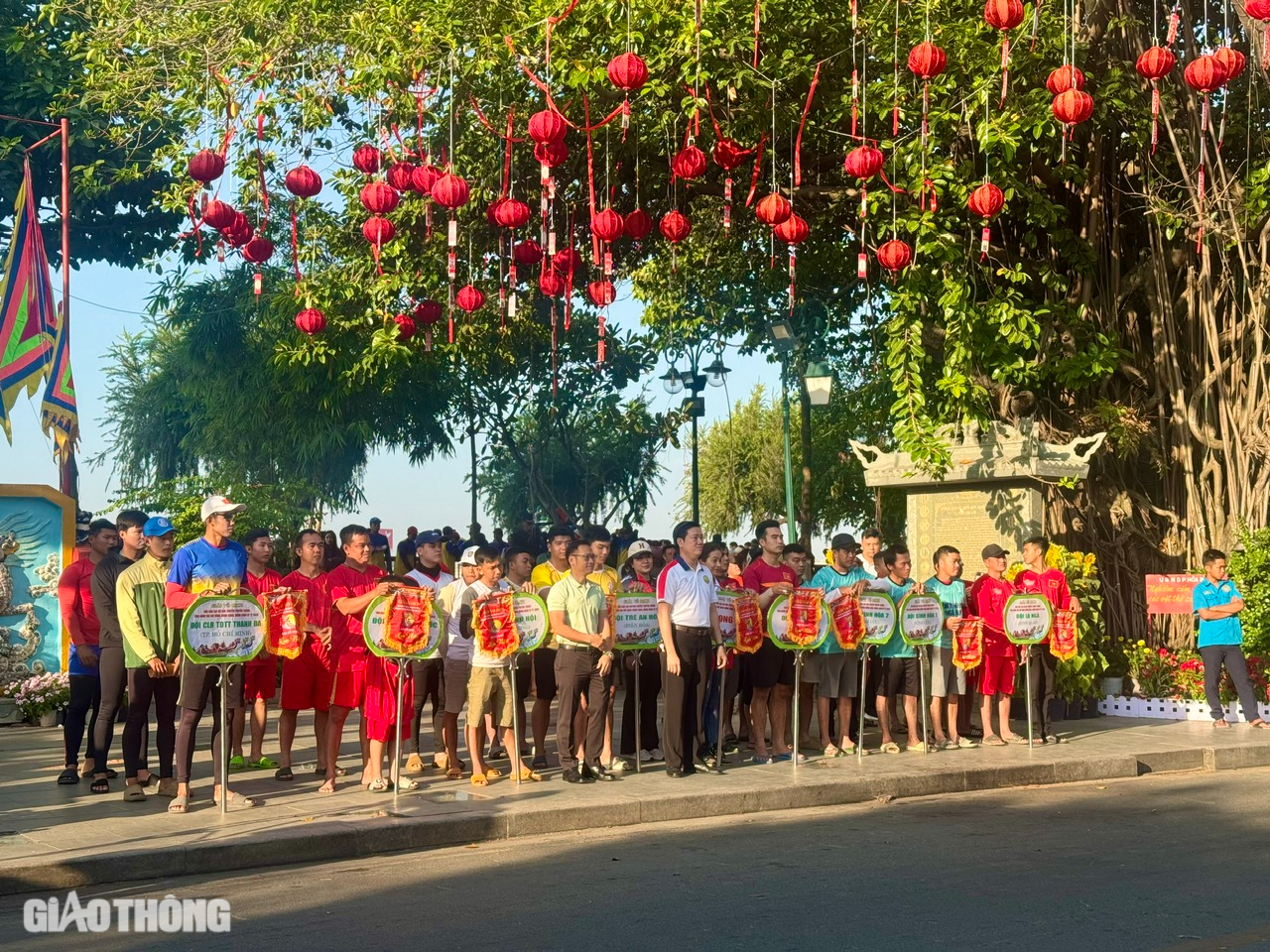 Người dân mãn nhãn với giải đua thuyền và màn nhào lộn trên sông Đồng Nai- Ảnh 2.