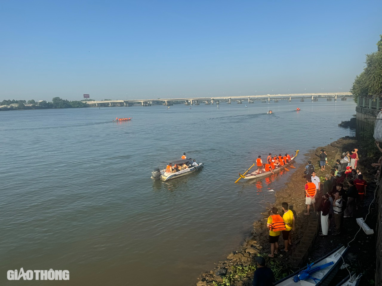 Người dân mãn nhãn với giải đua thuyền và màn nhào lộn trên sông Đồng Nai- Ảnh 3.