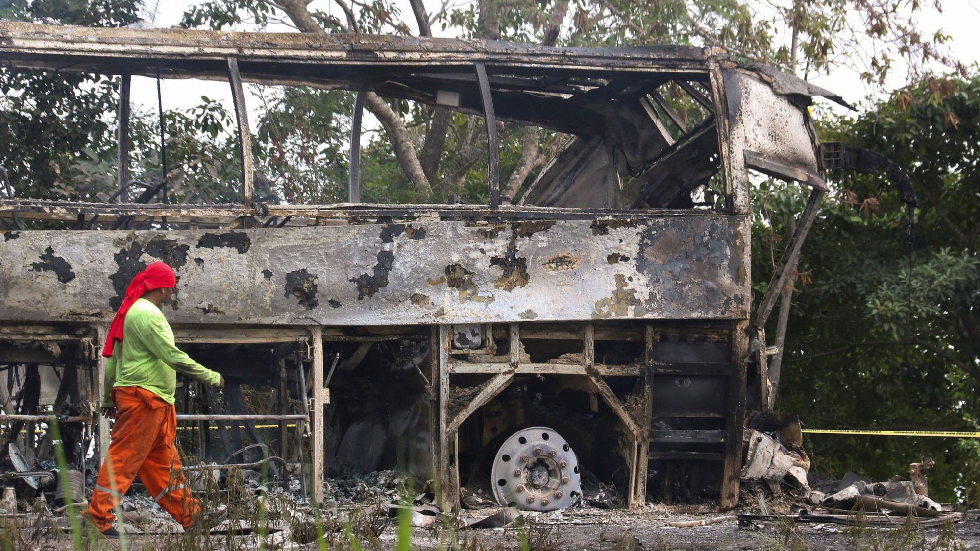 skynews-bus-crash-mexico-truck_6823696.jpg