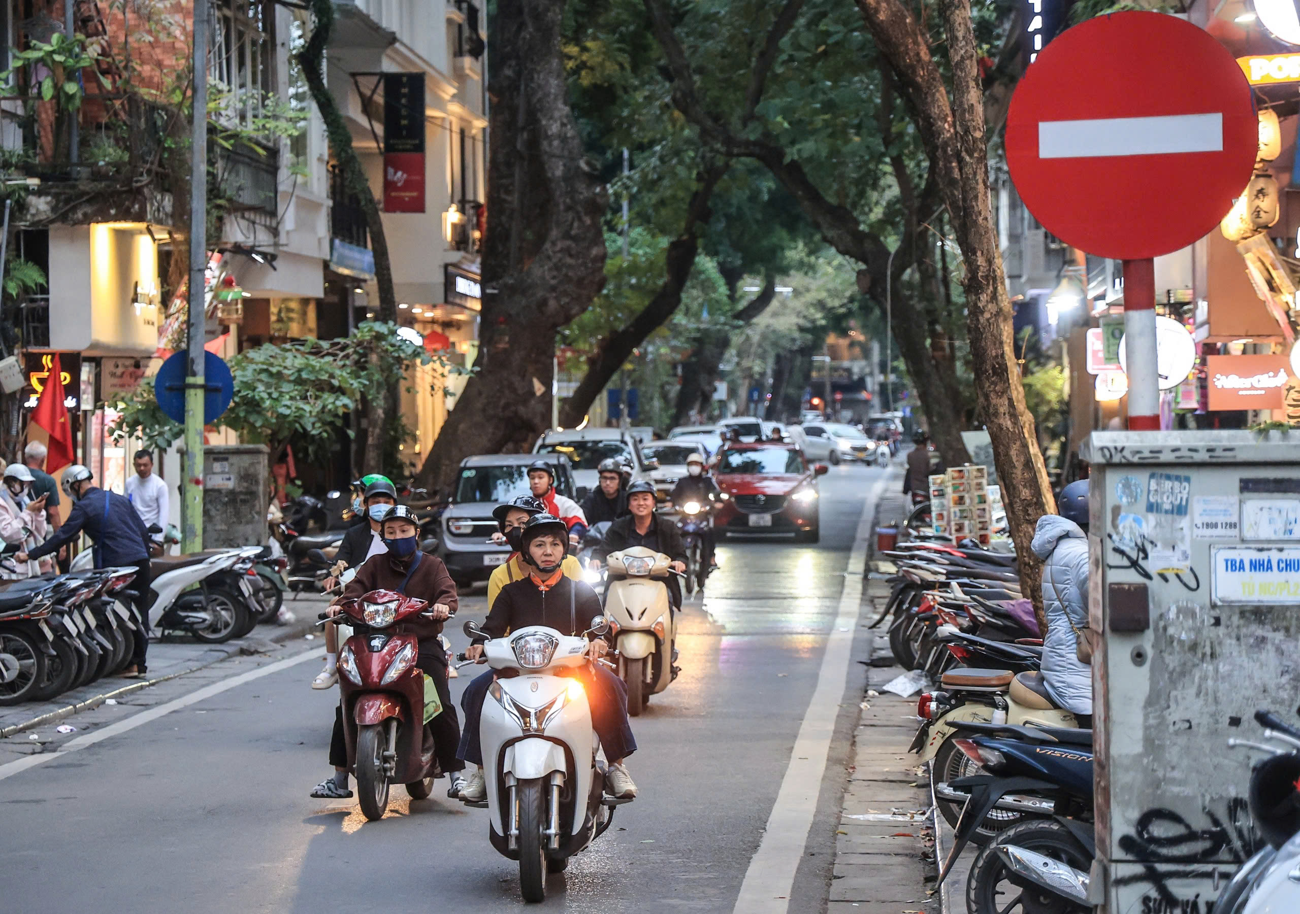 Ngày đầu hạn chế xe trên 16 chỗ vào khu vực phố cổ Hà Nội- Ảnh 13.