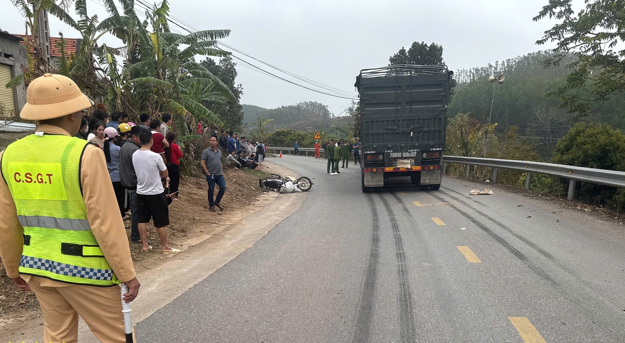 Xe đầu kéo và mô tô lấn làn khi vào đường cua, nam thanh niên tử vong tại chỗ- Ảnh 1.