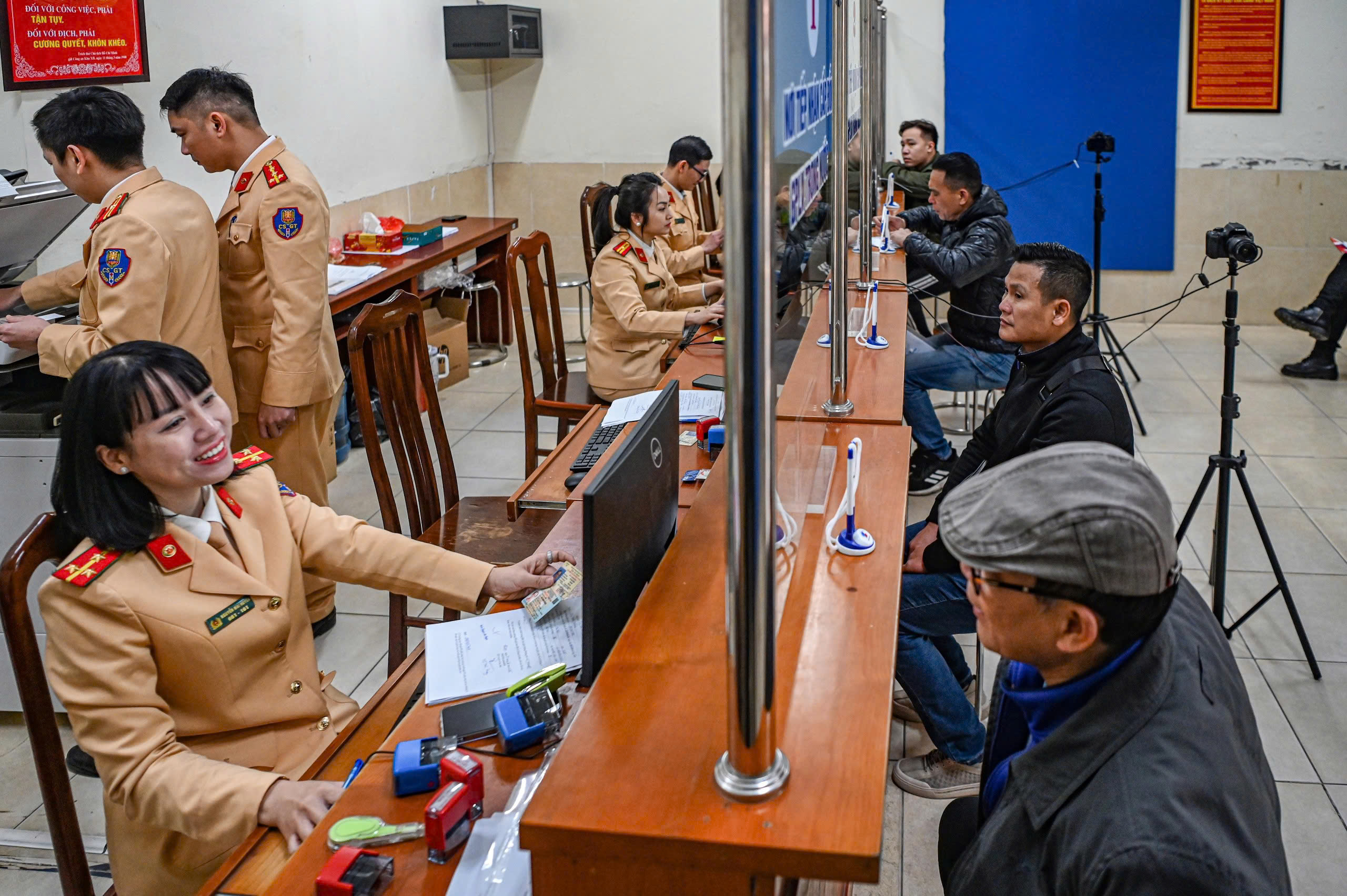 Hà Nội lập thêm điểm hướng dẫn cấp đổi bằng lái, hộ chiếu trực tuyến- Ảnh 1.