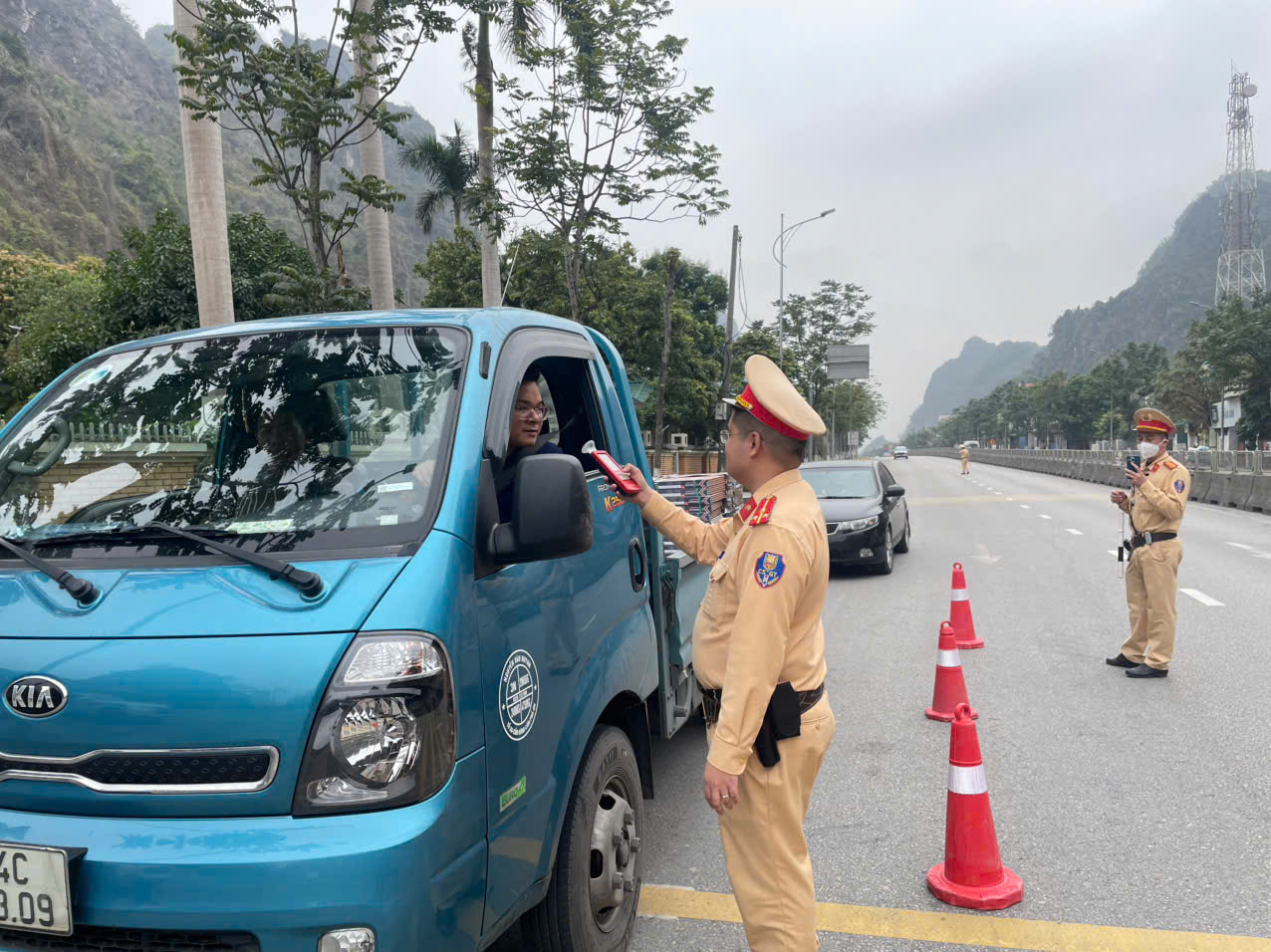 Quảng Ninh: CSGT lập chốt nhiều giờ, kiểm tra hàng nghìn xe không phát hiện vi phạm- Ảnh 1.