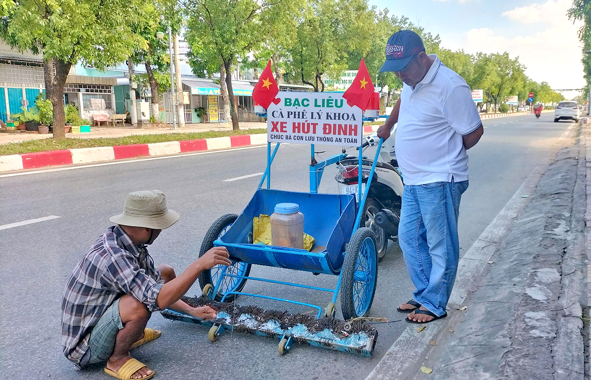 Ngày chạy xe ôm, tối làm “hiệp sĩ” hút đinh- Ảnh 1.