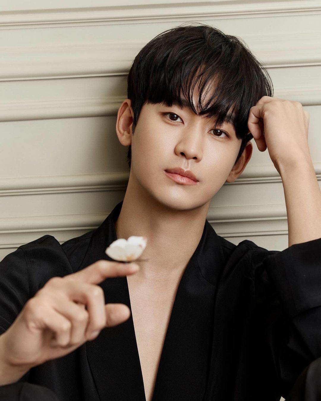 YouTuber úp mở hình ảnh Kim Soo Hyun không mặc áo, rửa bát trong nhà bạn gái?- Ảnh 1.