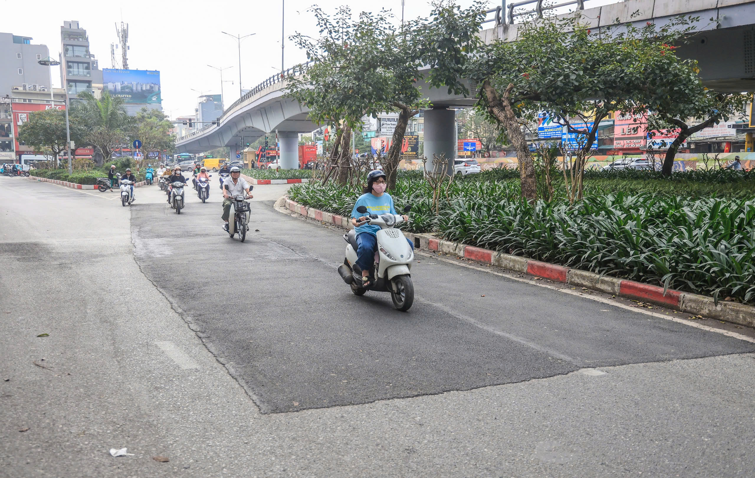 Nhiều tuyến đường Hà Nội gồ ghề, nứt nẻ vì hoàn trả ẩu- Ảnh 14. Nhiều tuyến đường Hà Nội gồ ghề, nứt nẻ vì hoàn trả ẩu- Ảnh 14.
