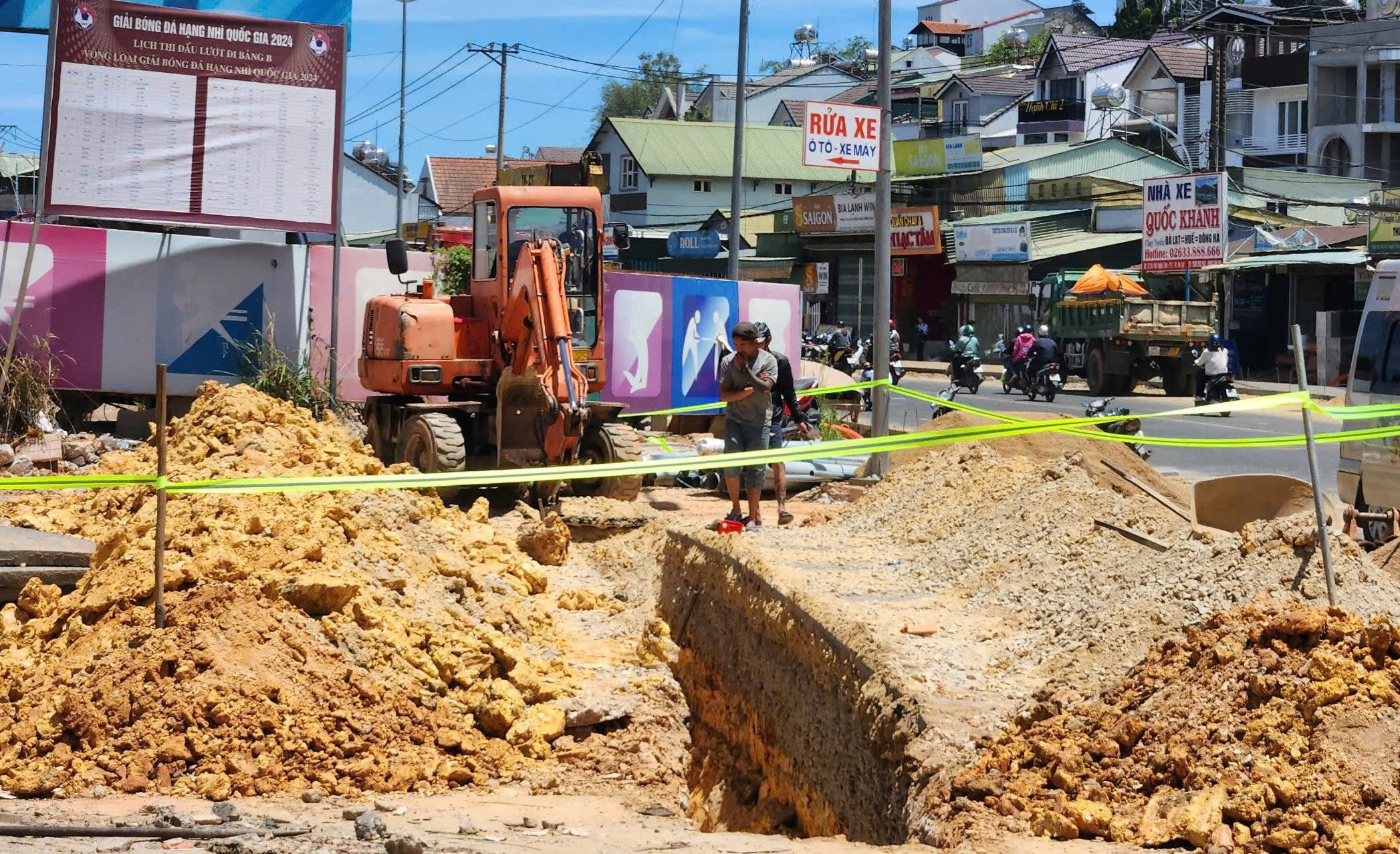 Phong tỏa nhiều tuyến đường vì phát hiện vật nghi bom dưới lòng đất- Ảnh 2.