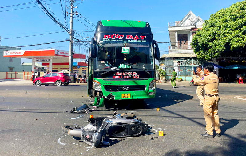 Lực lượng công an điều tra nguyên nhân vụ tai nạn - Ảnh: VN.