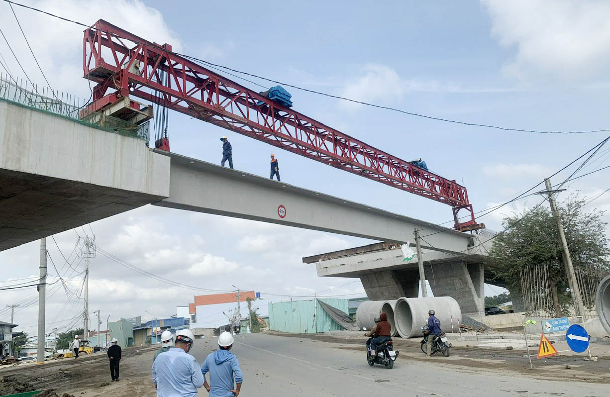 Lao lắp dầm nút giao cầu Tân Bửu đường Vành đai 3 qua Long An- Ảnh 1.